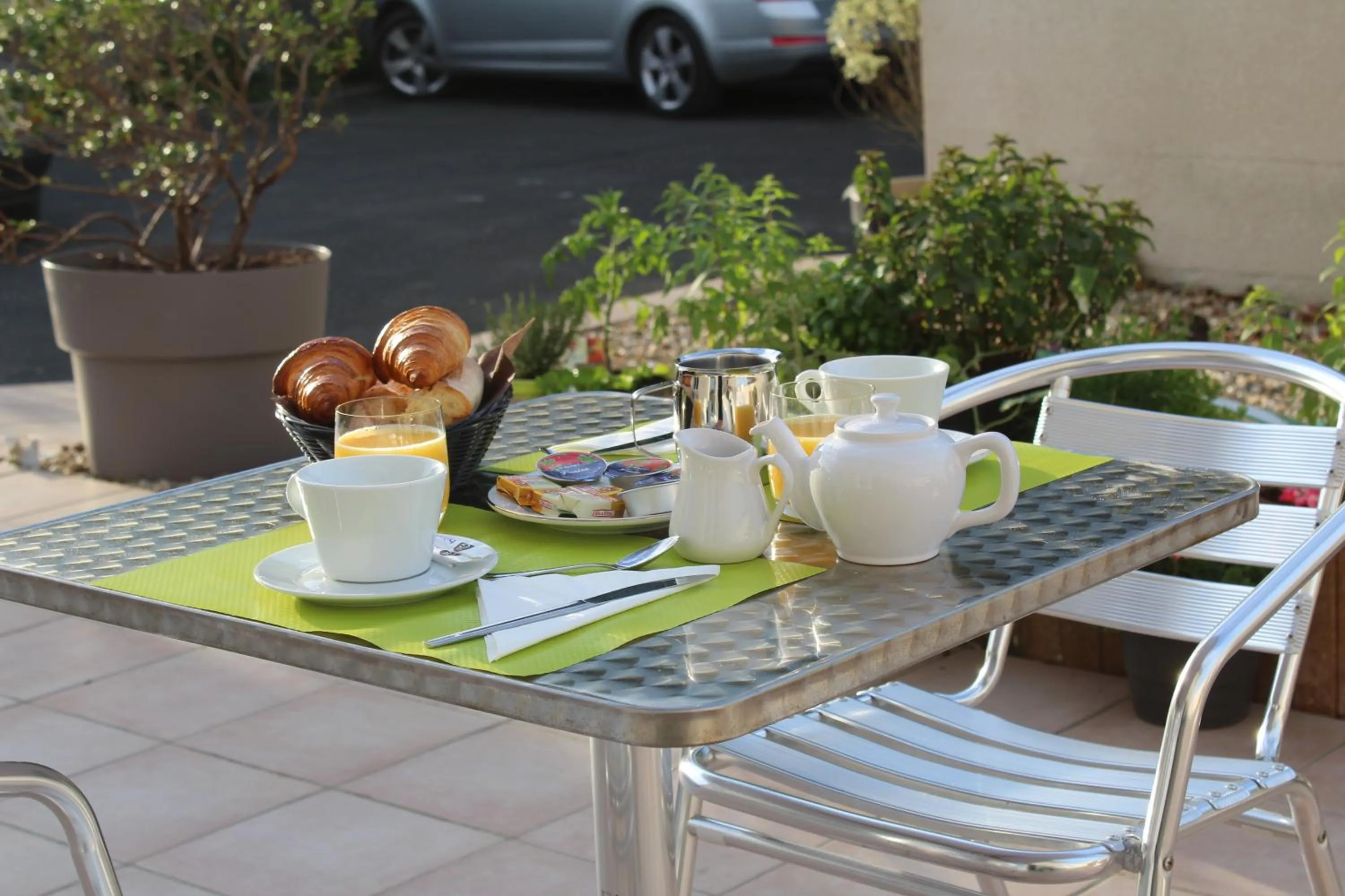 Breakfast in Hôtel LES TERRASSES