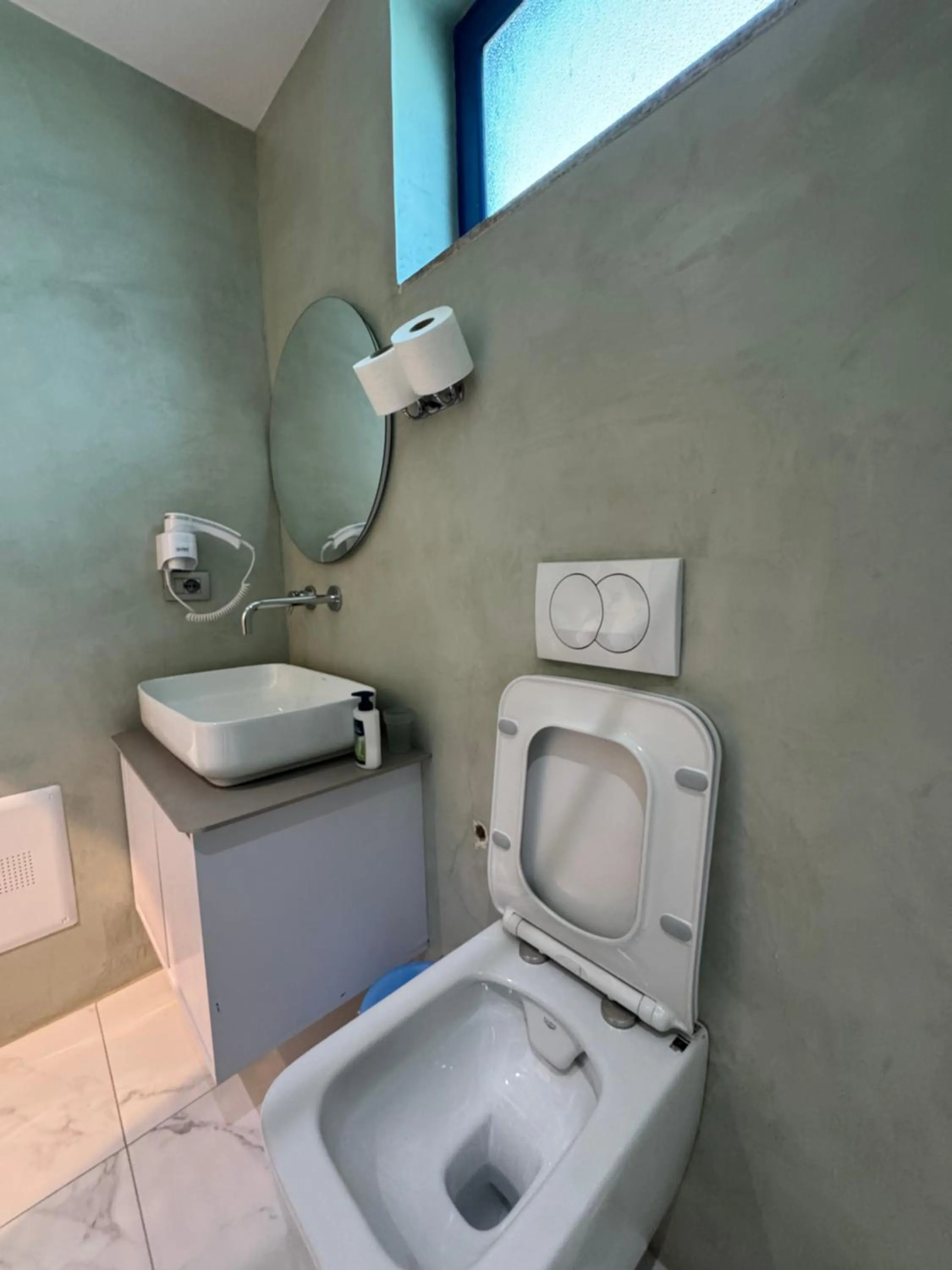 Toilet in Hotel Cekodhima