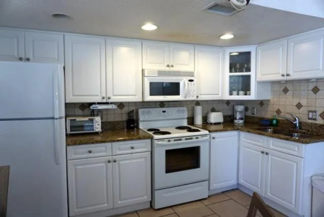 Kitchen or kitchenette in The Monterey Beach Resort