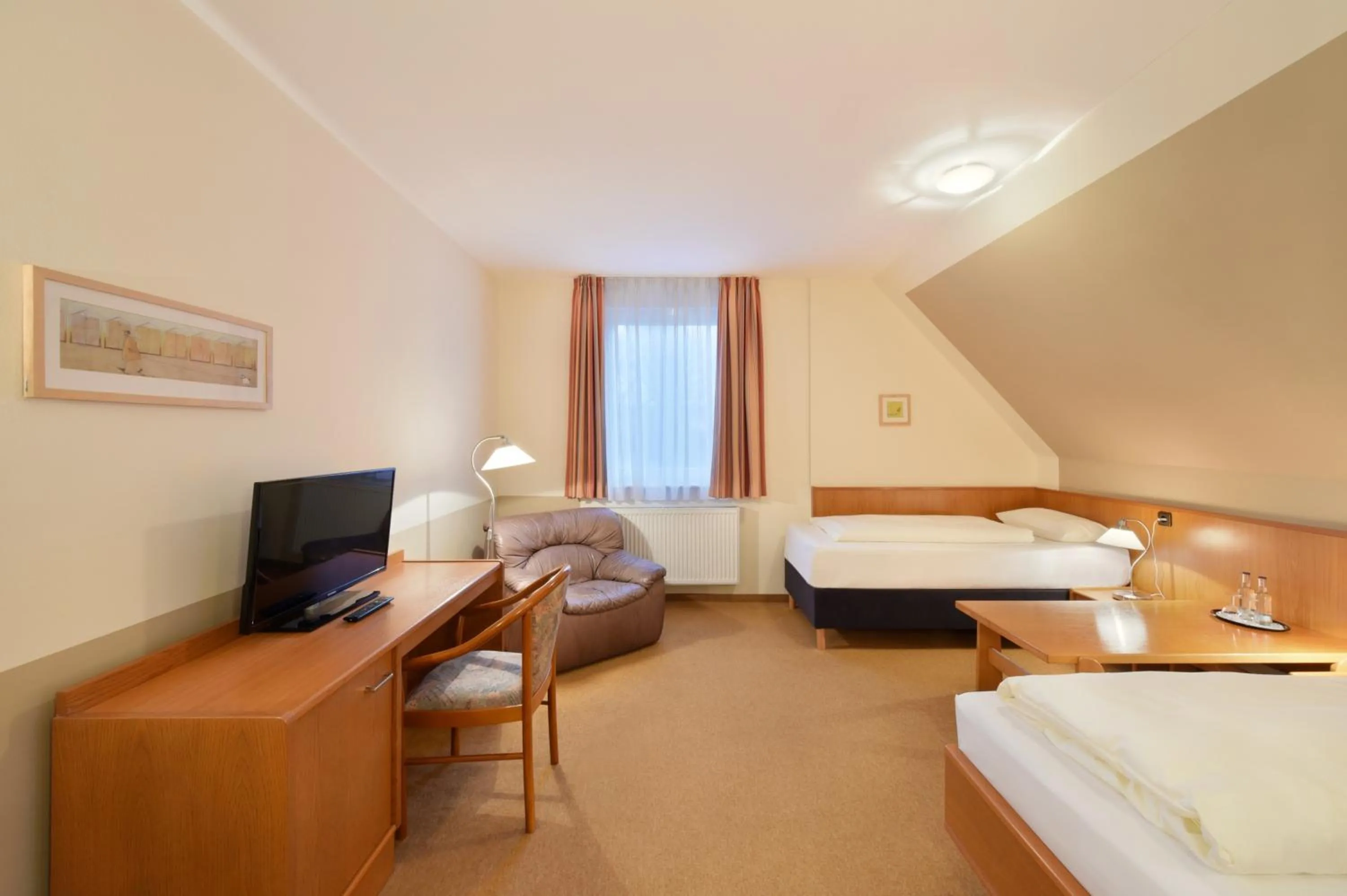 Photo of the whole room, Bed in meinHotel