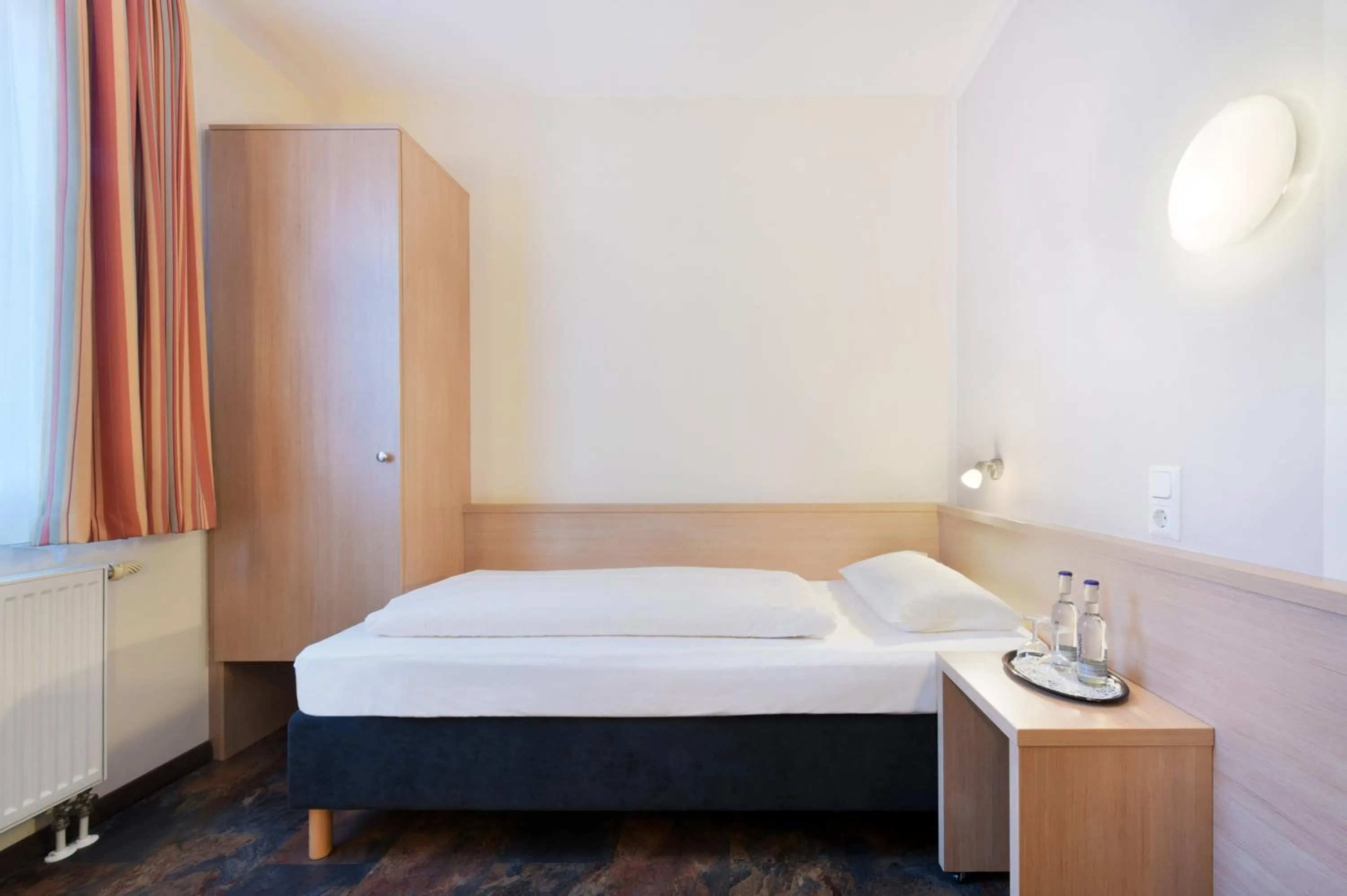 Photo of the whole room, Bed in meinHotel