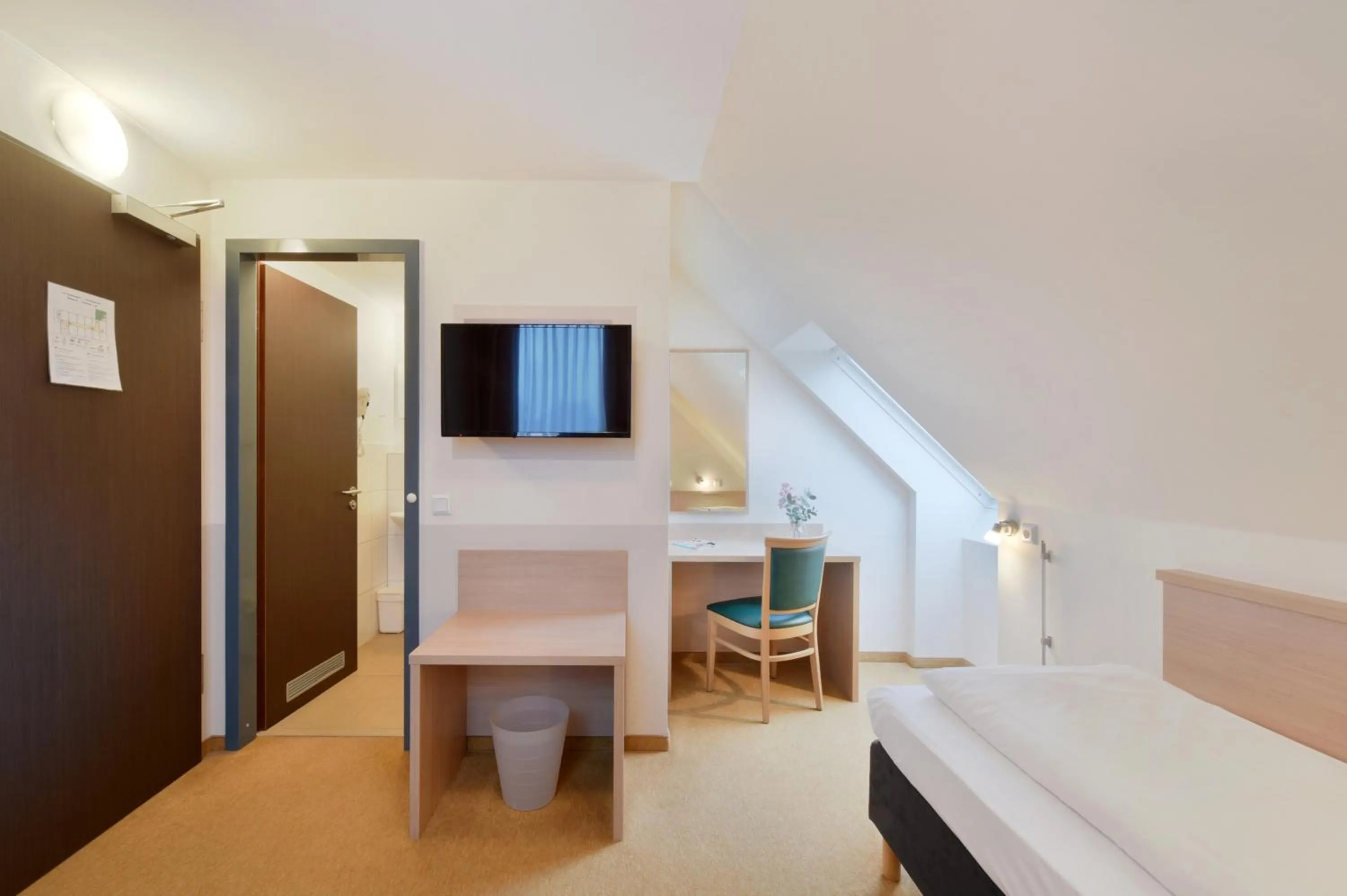 Photo of the whole room, Bed in meinHotel