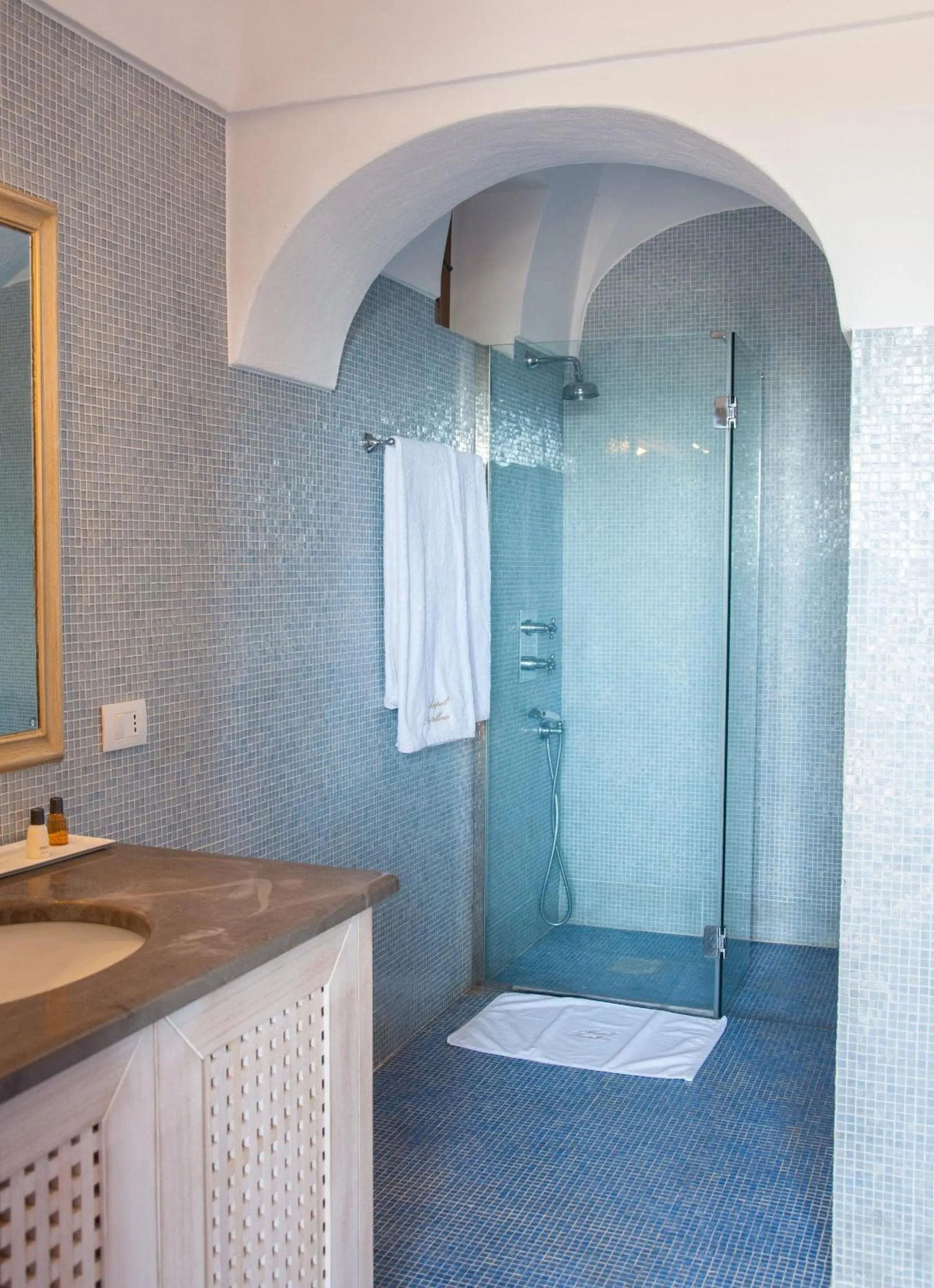 Shower in Resort Acropoli