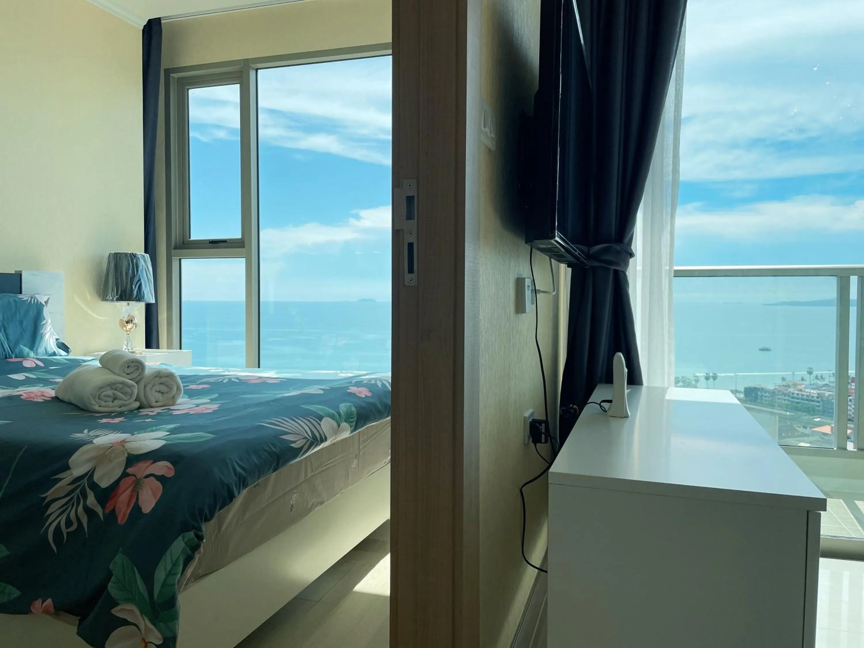 Bed in Riviera Jomtien by Daisy Pattaya