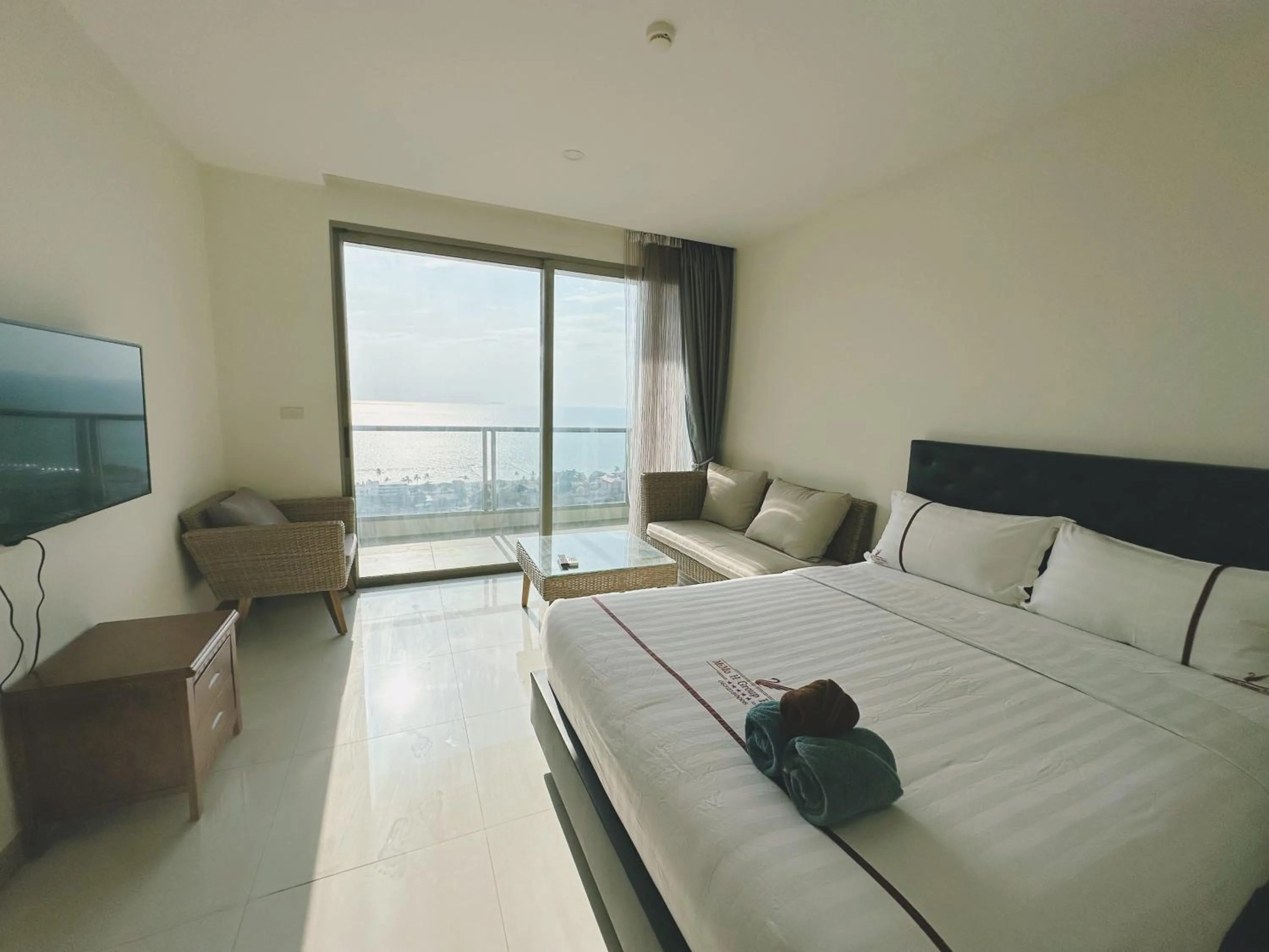 Bed in Riviera Jomtien by Daisy Pattaya