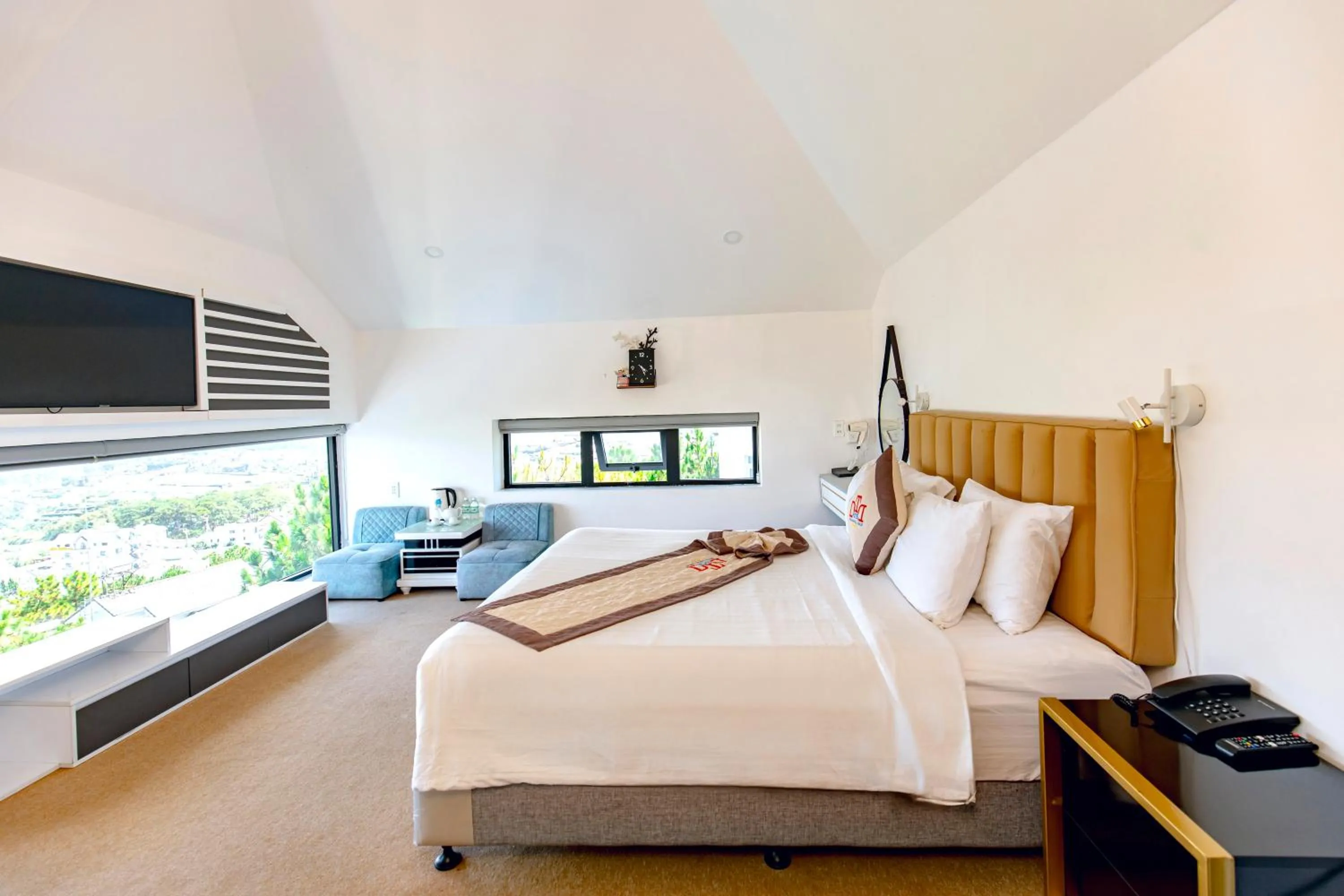 Bed in Dallas Hotel Dalat