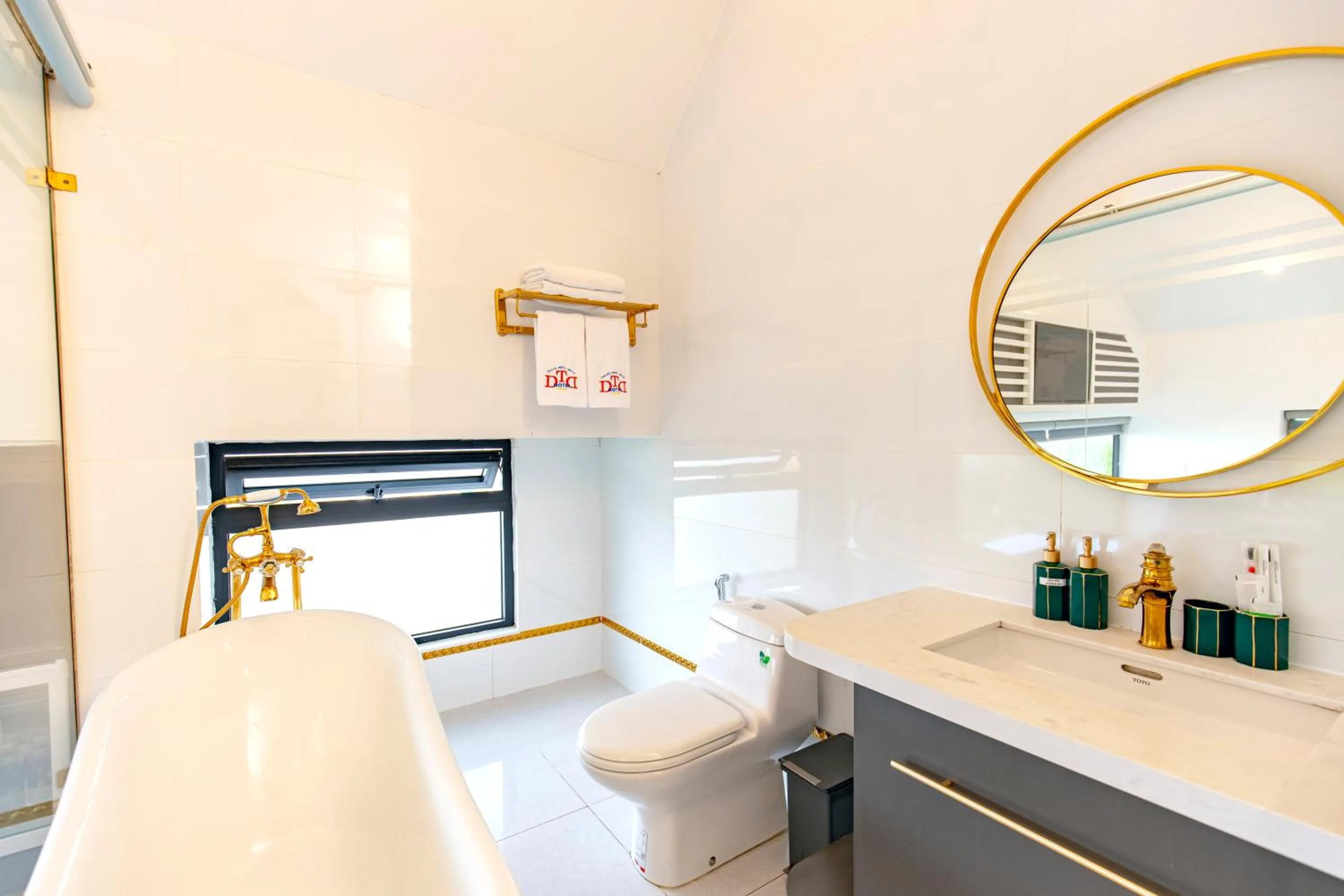 Bathroom, Bed in Dallas Hotel Dalat