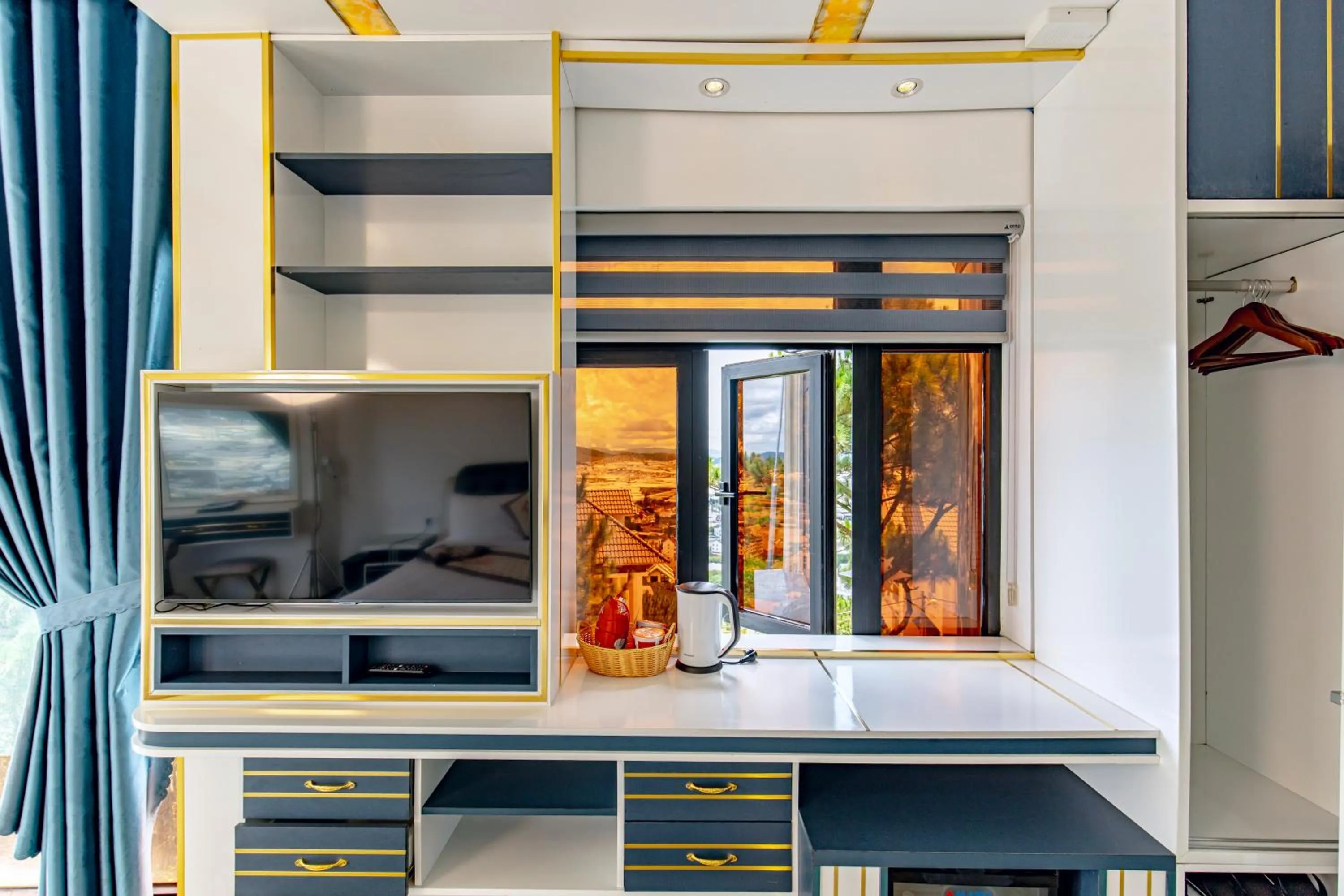 TV and multimedia, Bed in Dallas Hotel Dalat