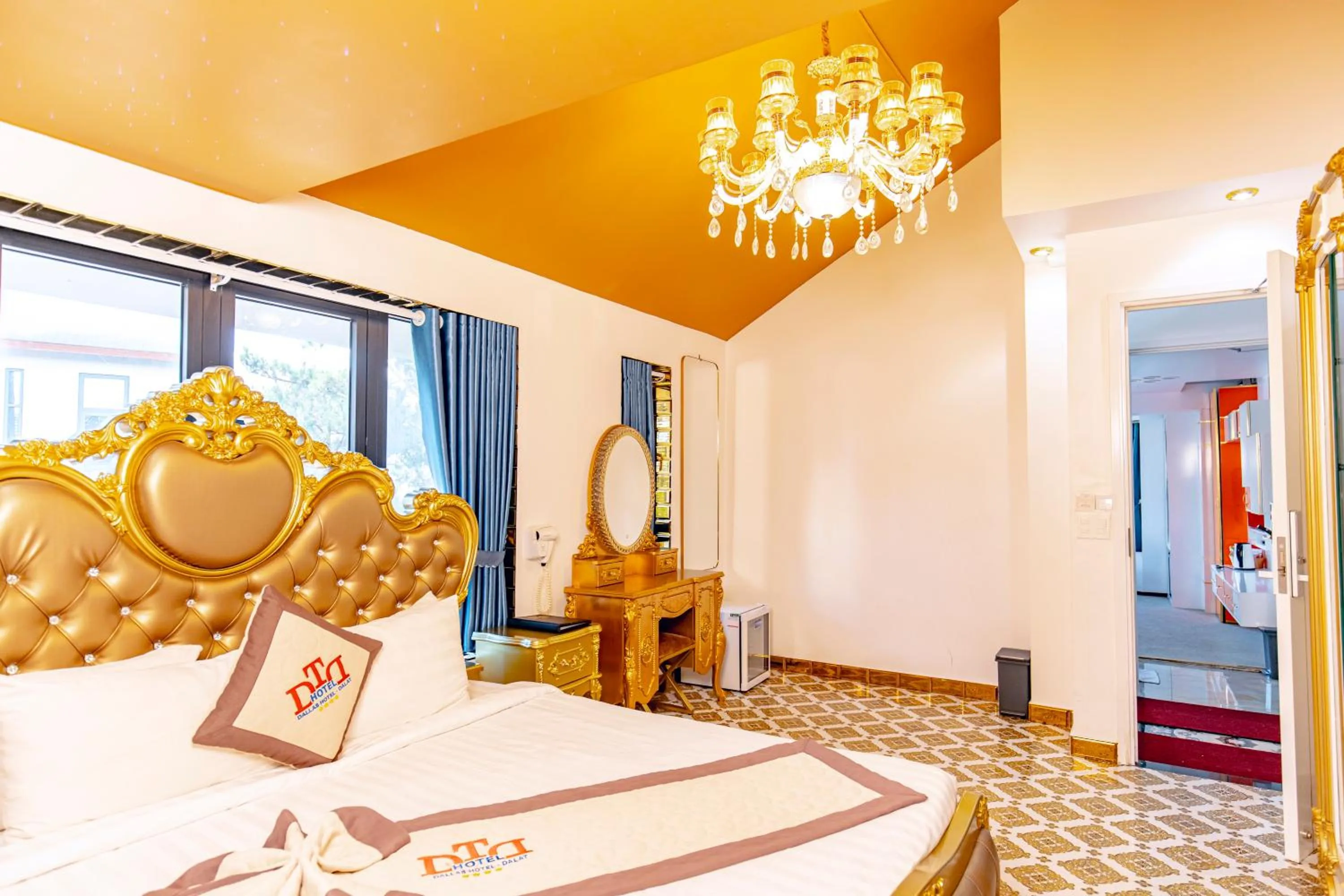 Bed in Dallas Hotel Dalat