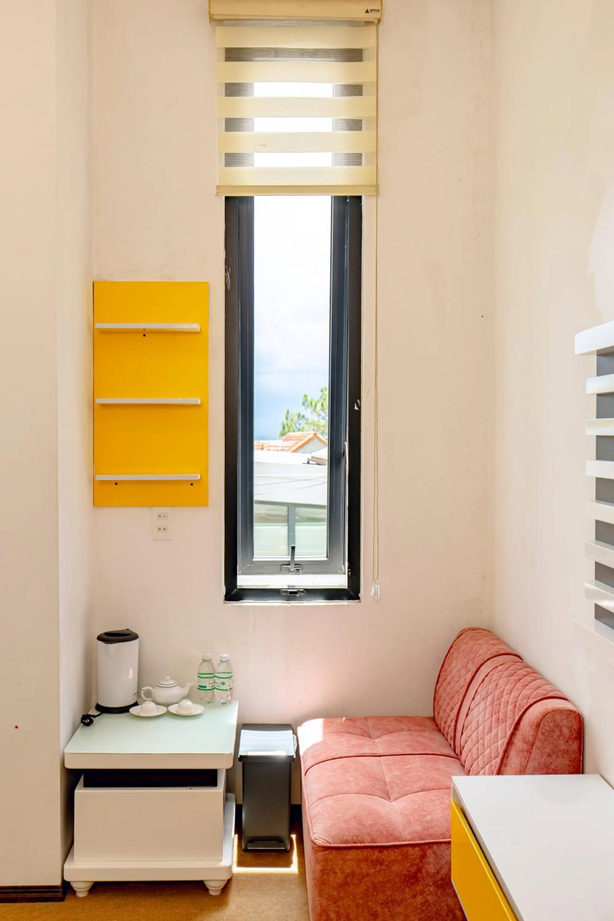 Seating area, Bed in Dallas Hotel Dalat