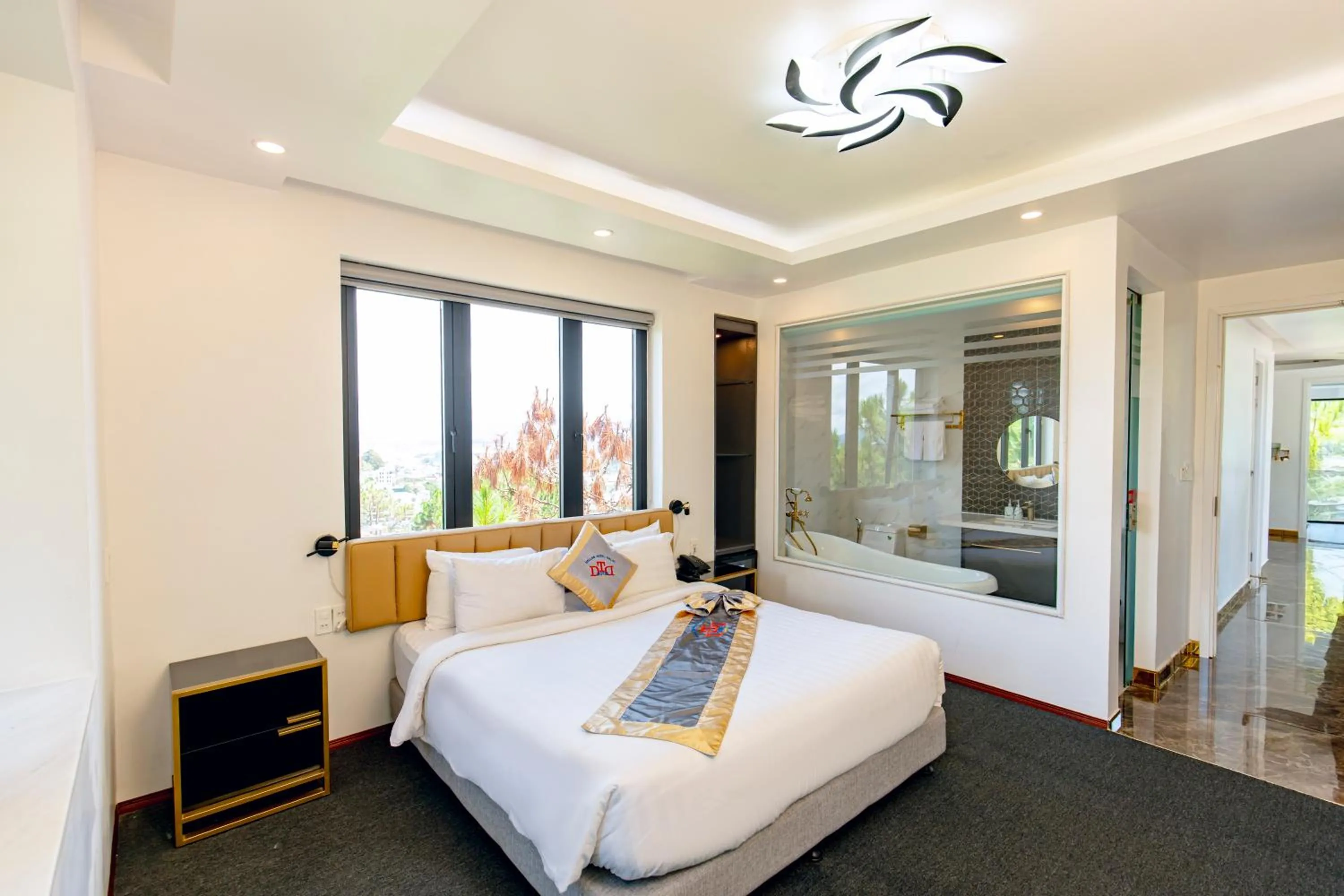 Bed in Dallas Hotel Dalat