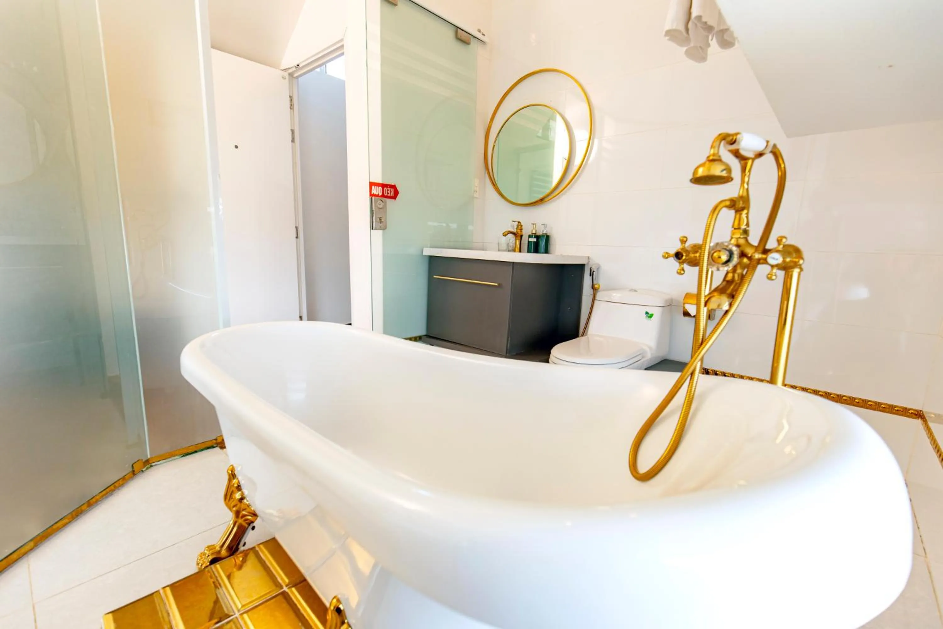 Bathroom in Dallas Hotel Dalat