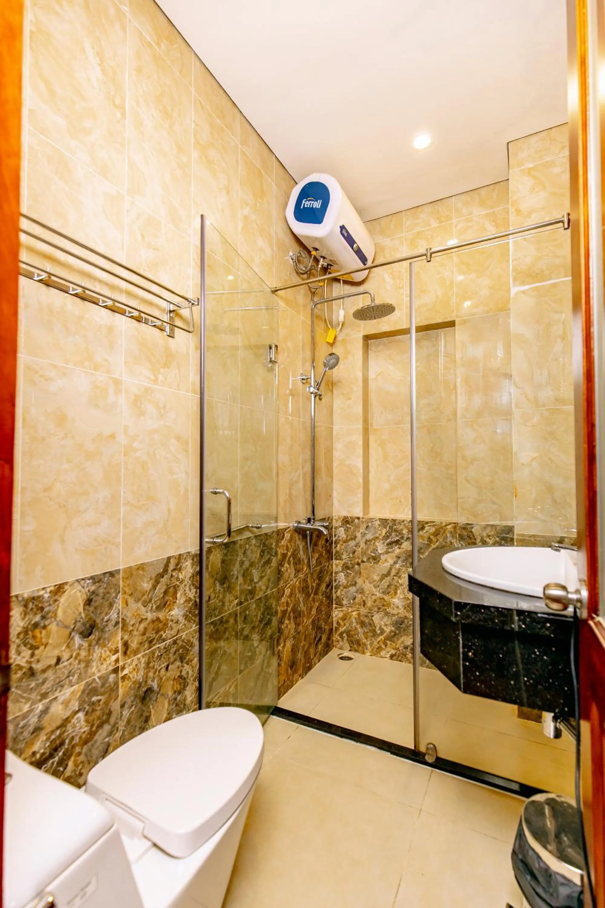 Shower in Dallas Hotel Dalat