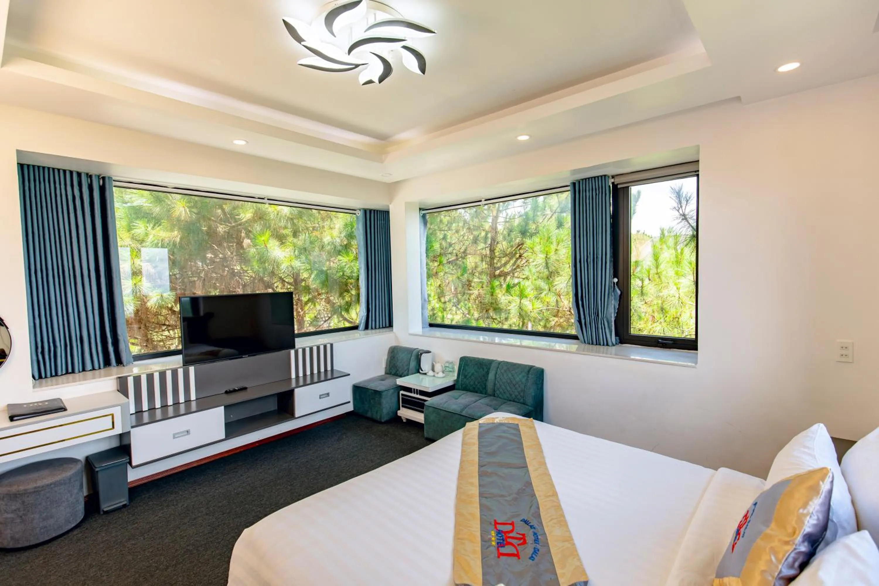 Bed in Dallas Hotel Dalat