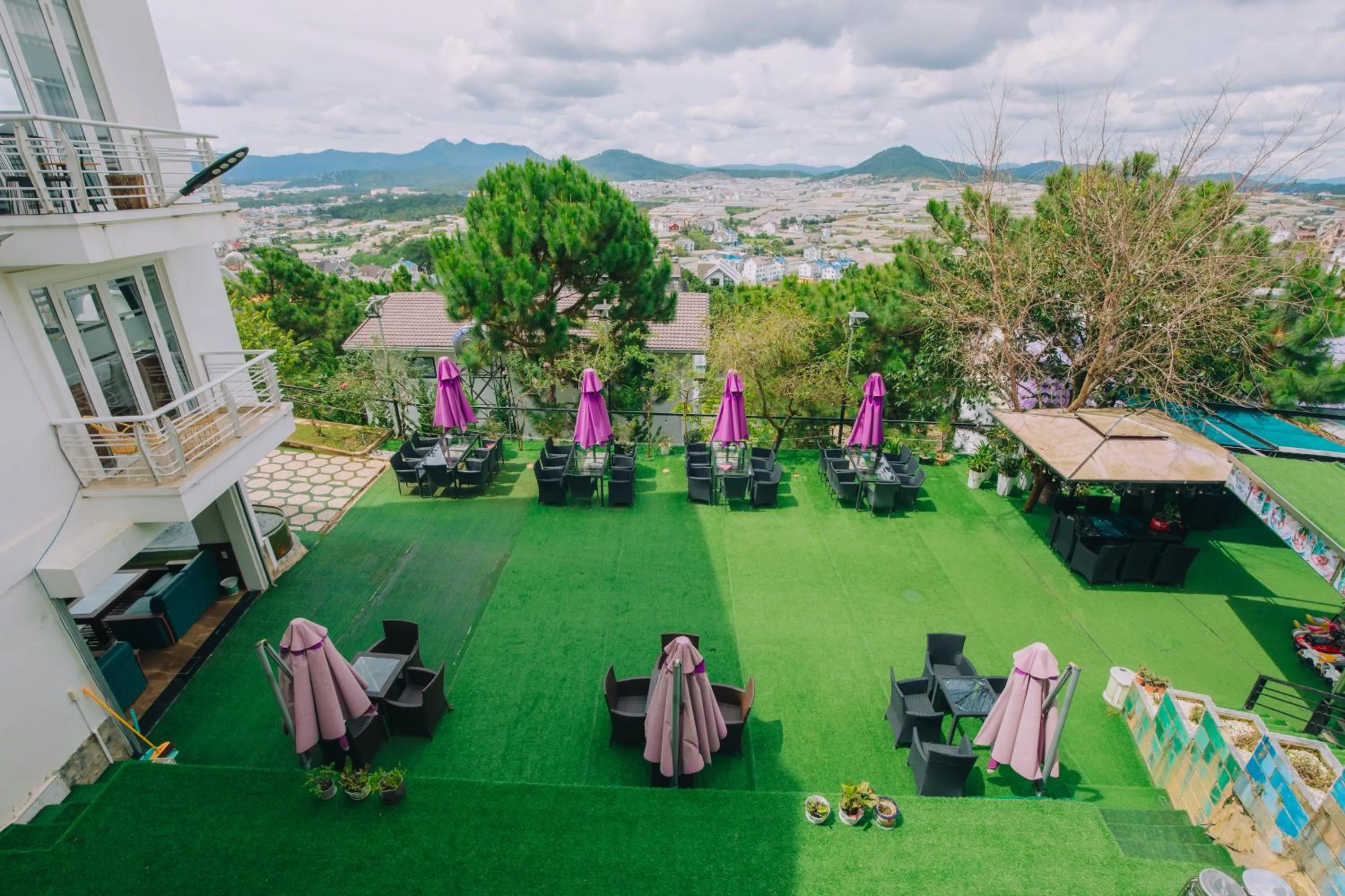 Restaurant/places to eat in Dallas Hotel Dalat