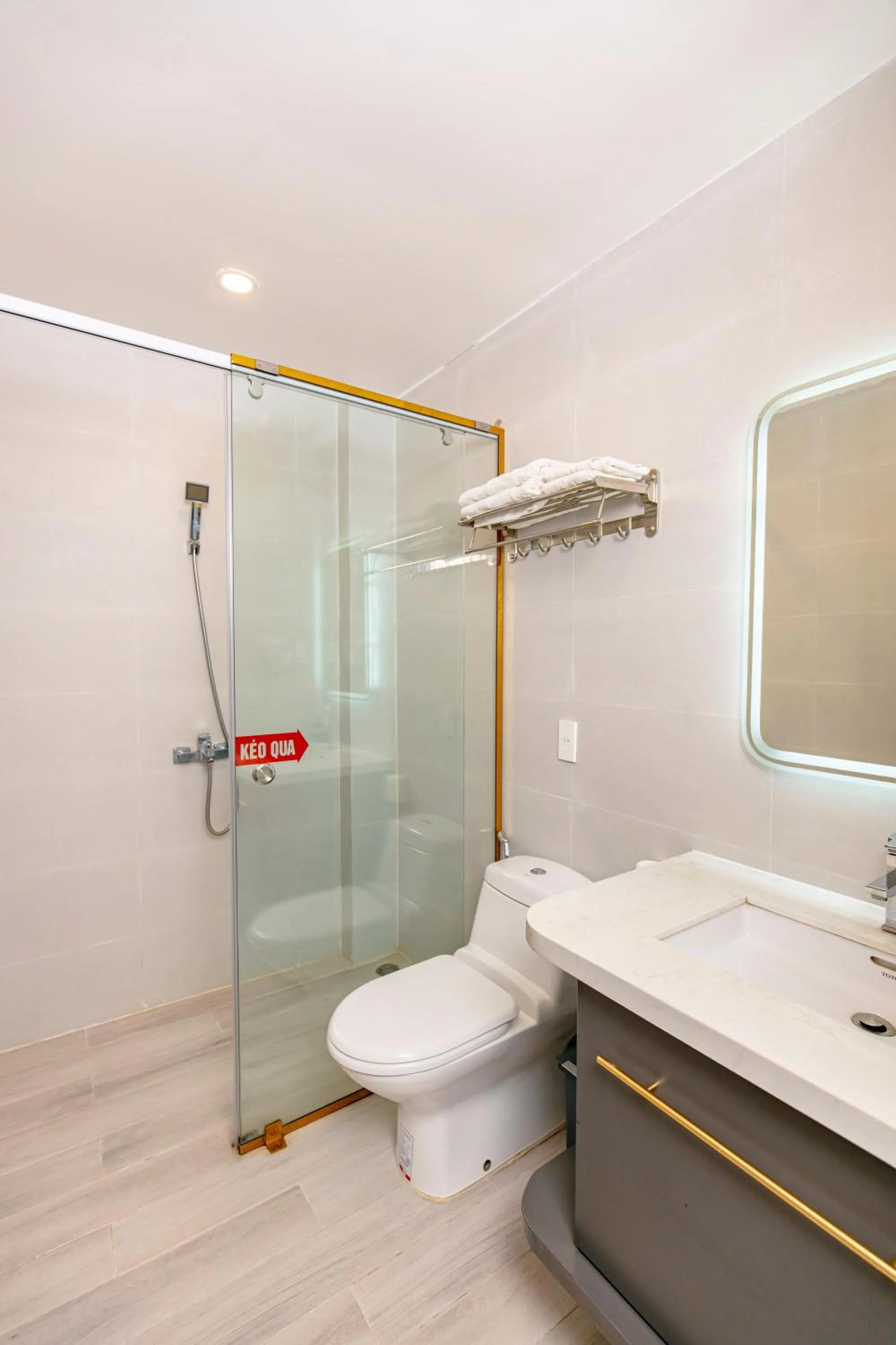 Shower in Dallas Hotel Dalat