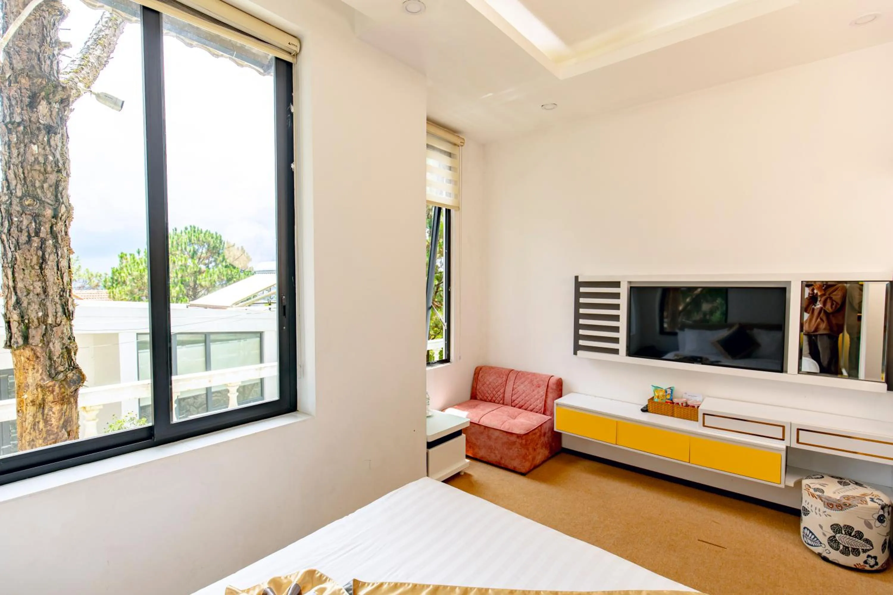 TV and multimedia, Bed in Dallas Hotel Dalat