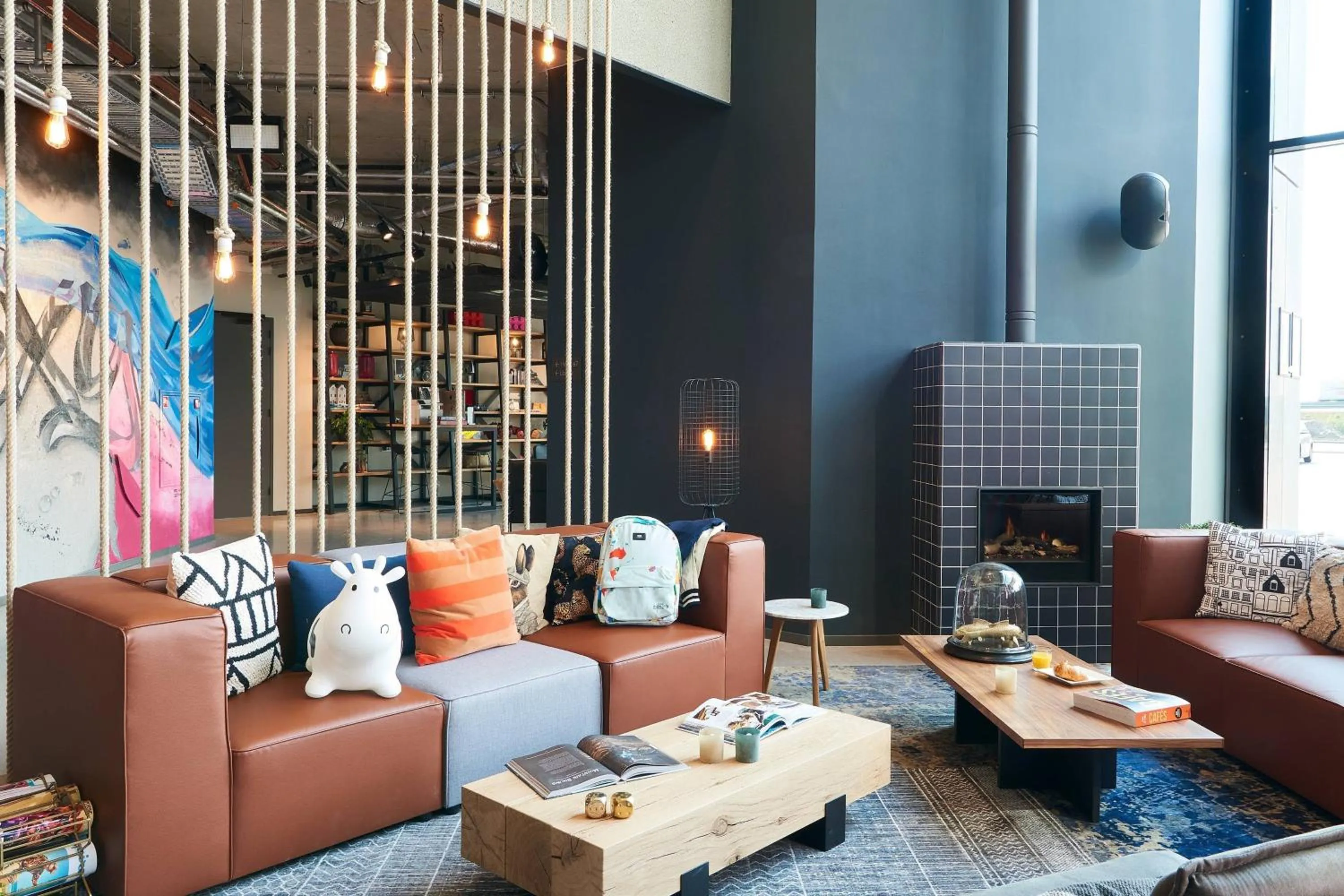 Lounge or bar in Moxy Amsterdam Schiphol Airport