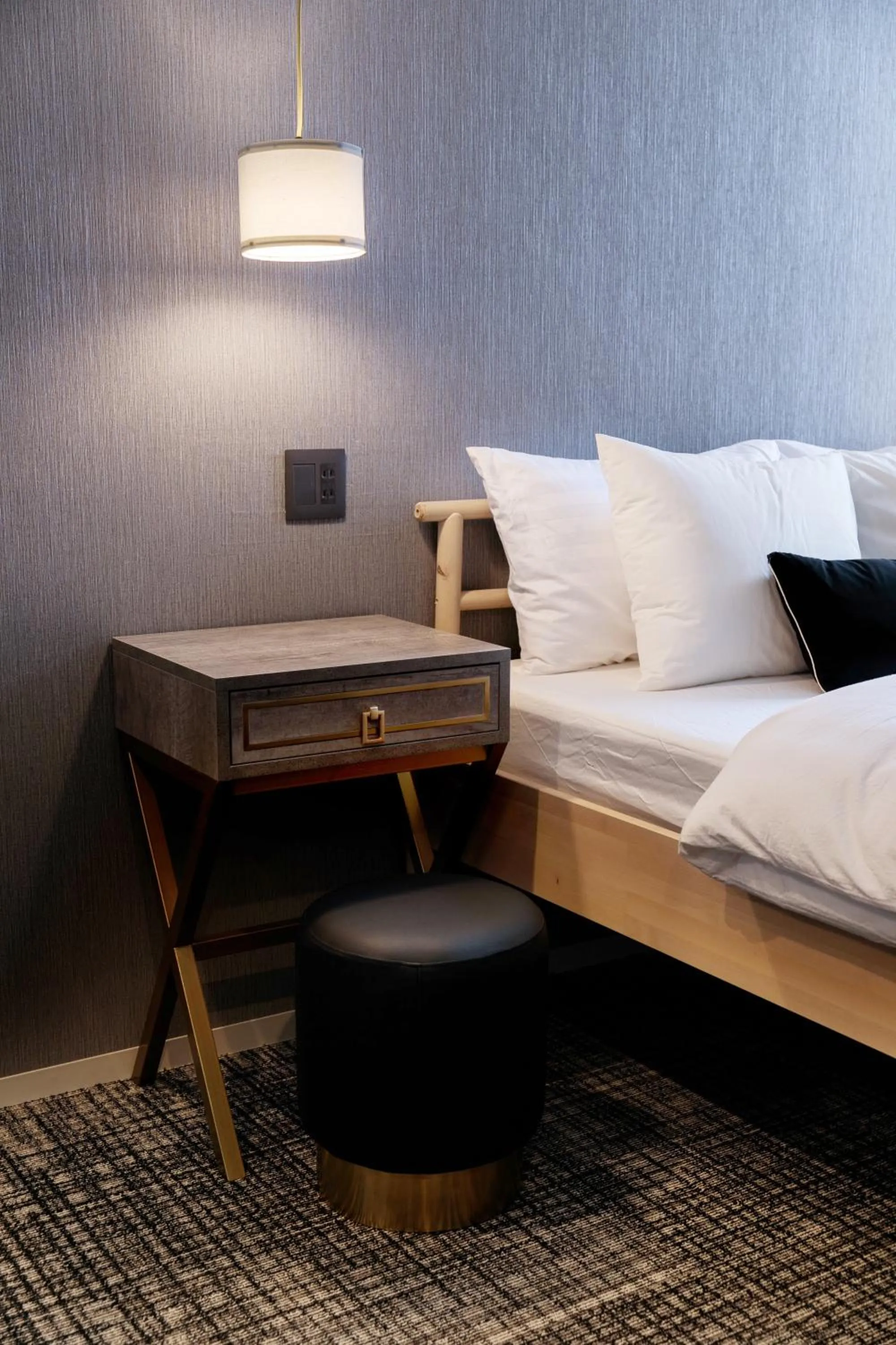 hair dresser, Bed in The Barn Tokyo