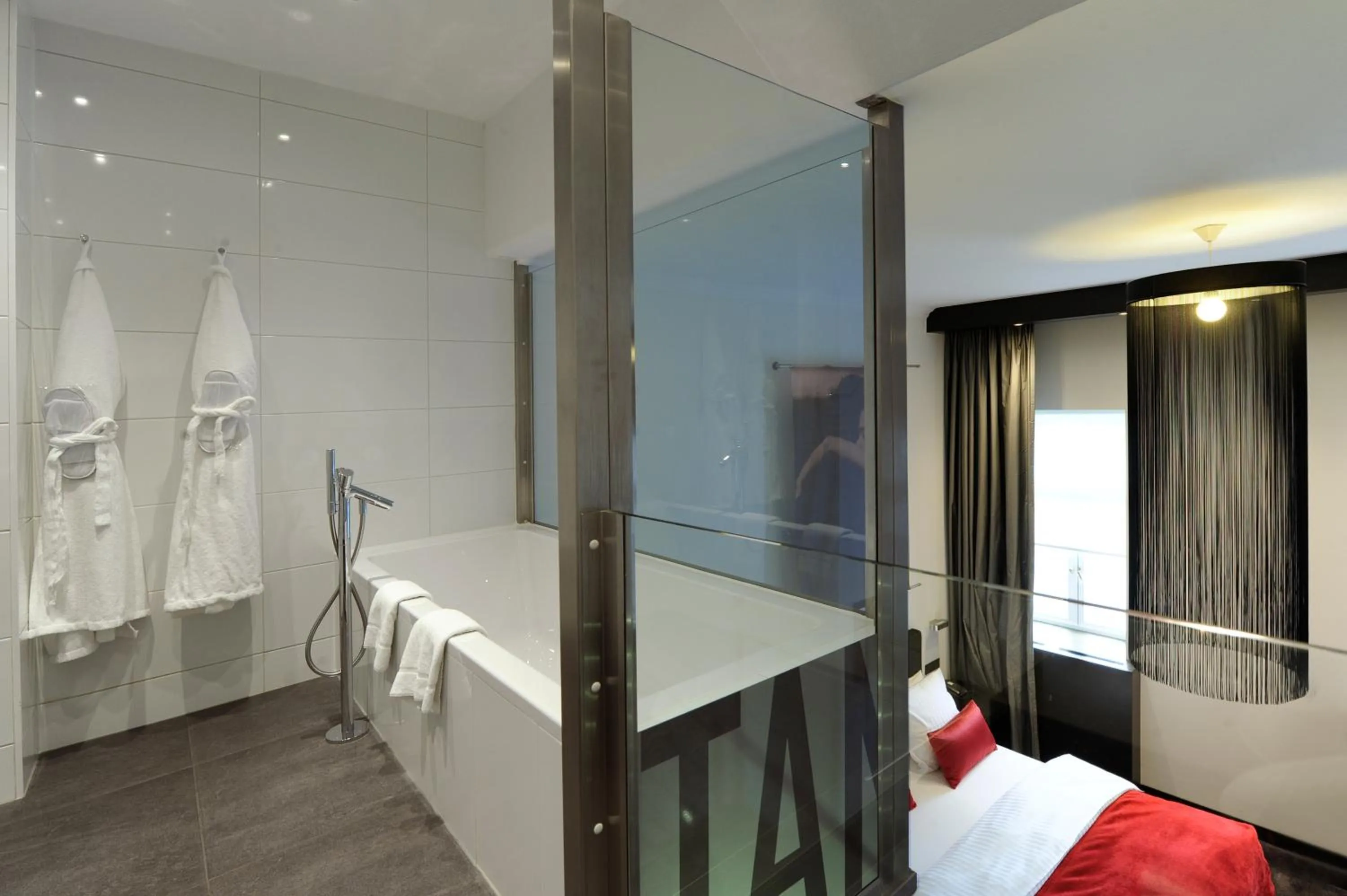 Bathroom, Bed in Van der Valk Hotel Hildesheim