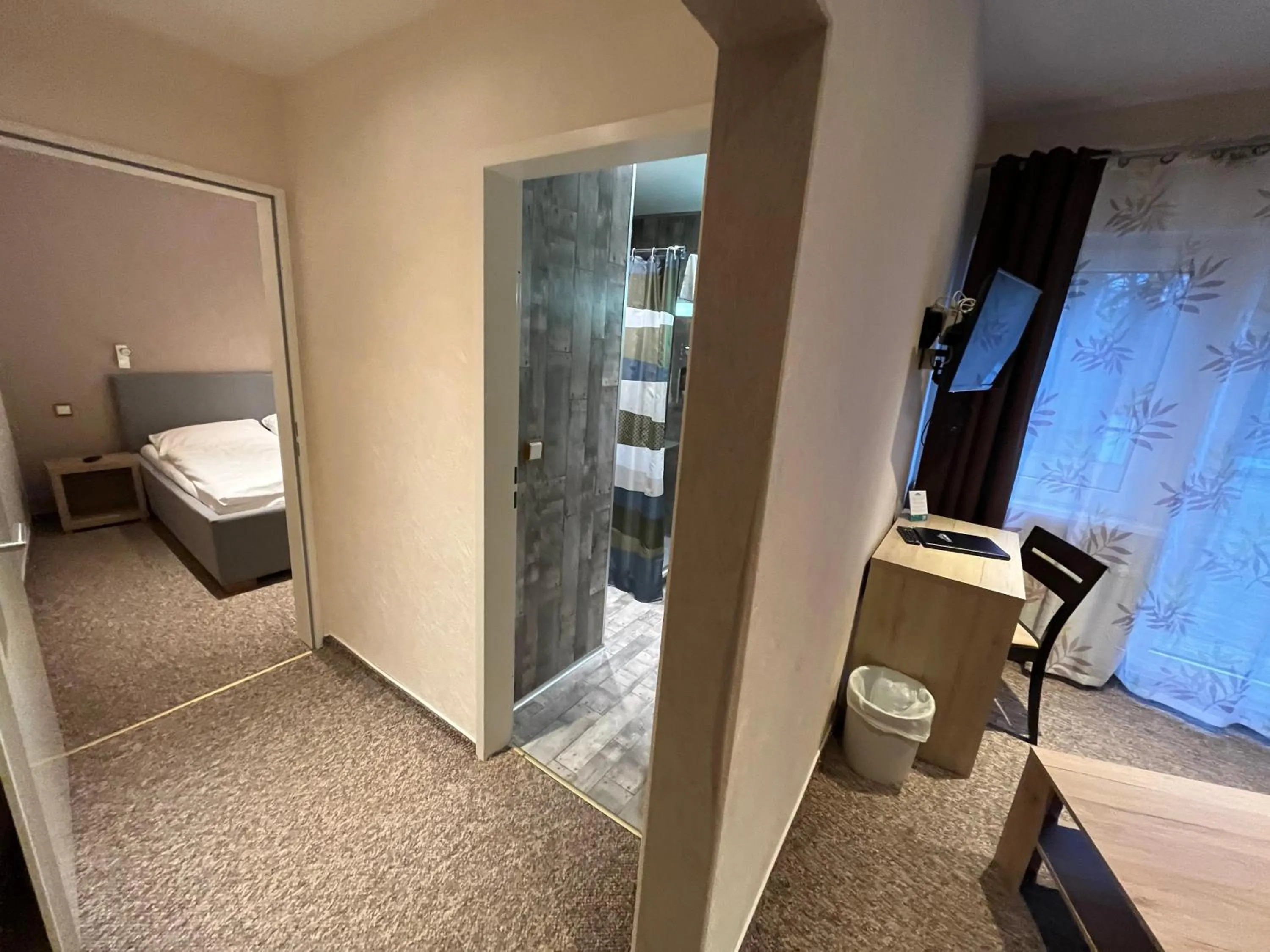 Bathroom, Bed in Hotel Aquarius Braunschweig