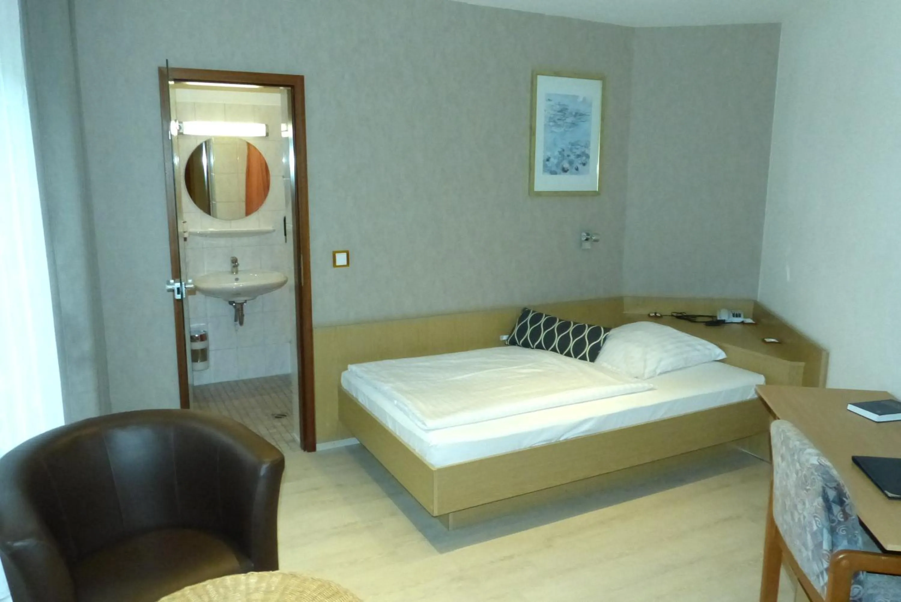 Photo of the whole room, Bed in Hotel Aquarius Braunschweig