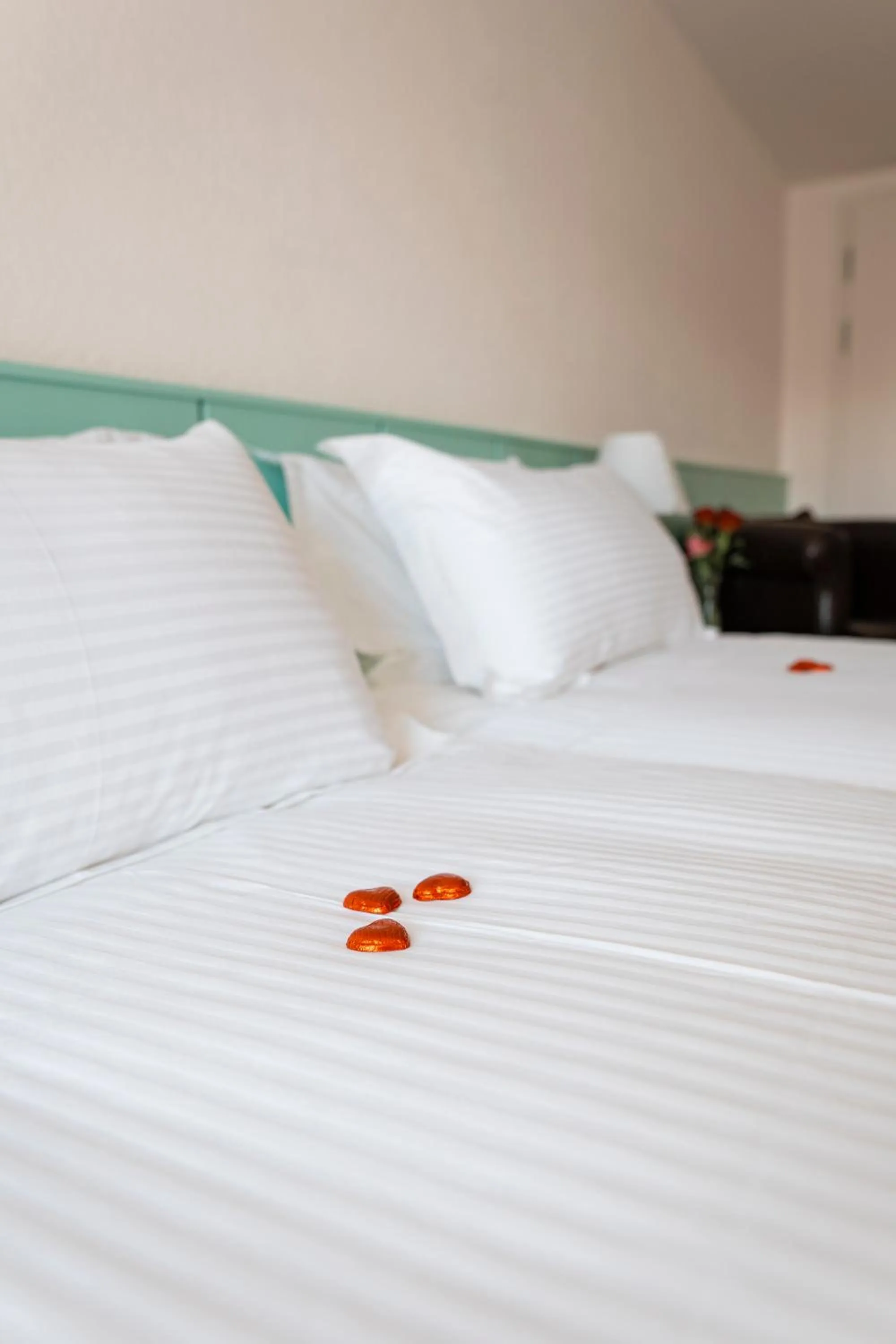 Bed in SWISS HOTEL LA COURONNE