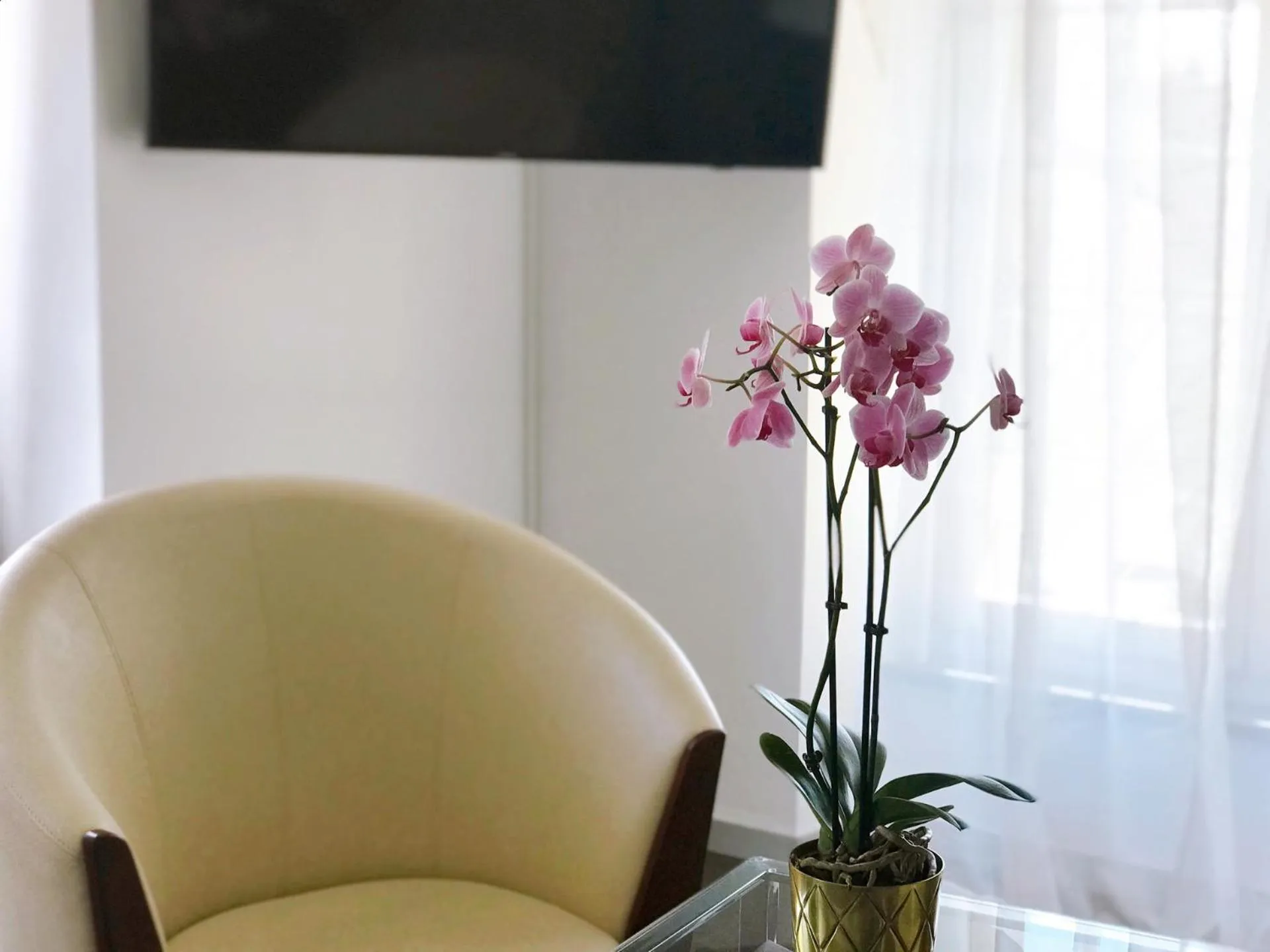 Communal lounge/ TV room in SWISS HOTEL LA COURONNE