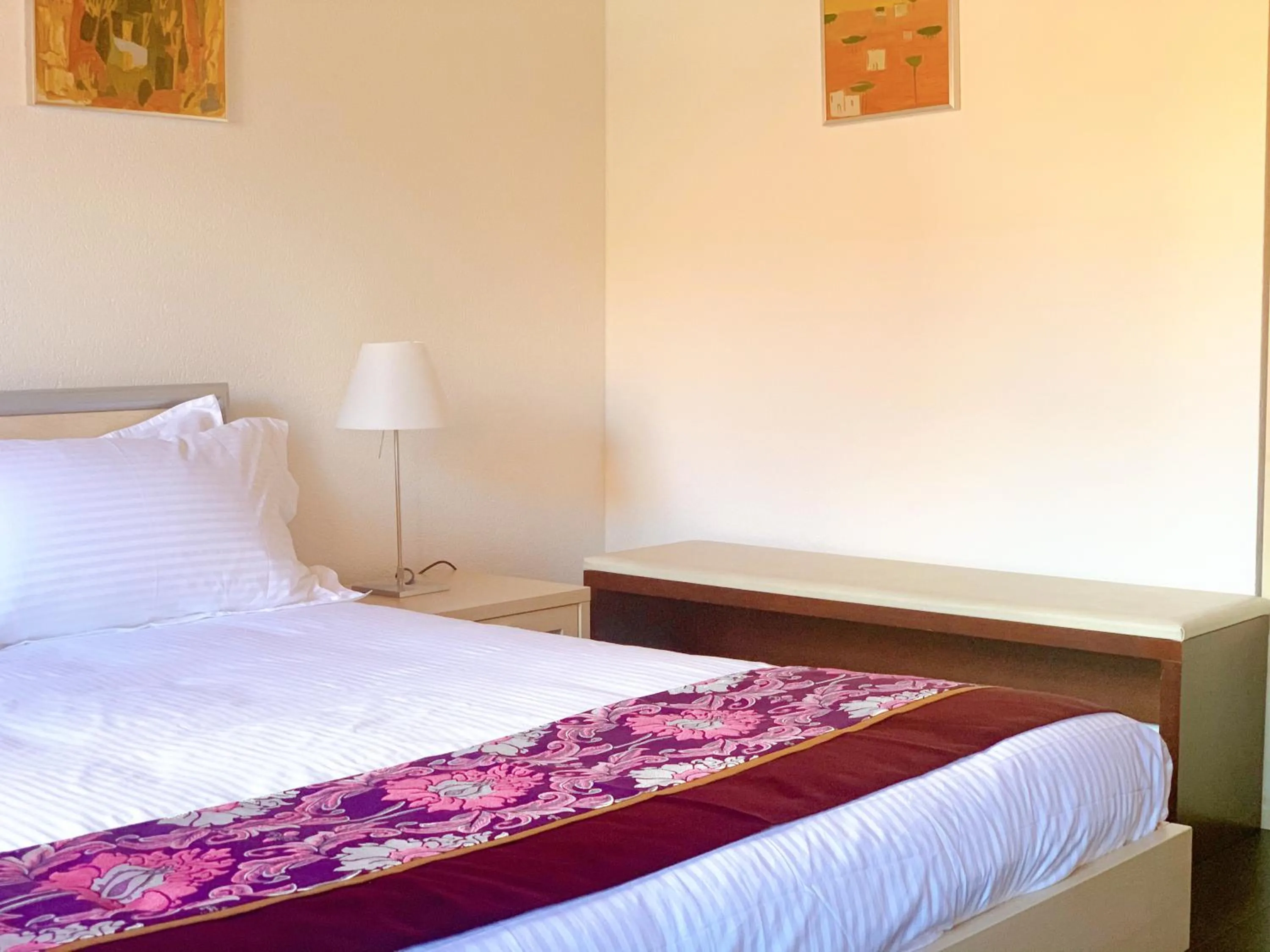 Bed in SWISS HOTEL LA COURONNE