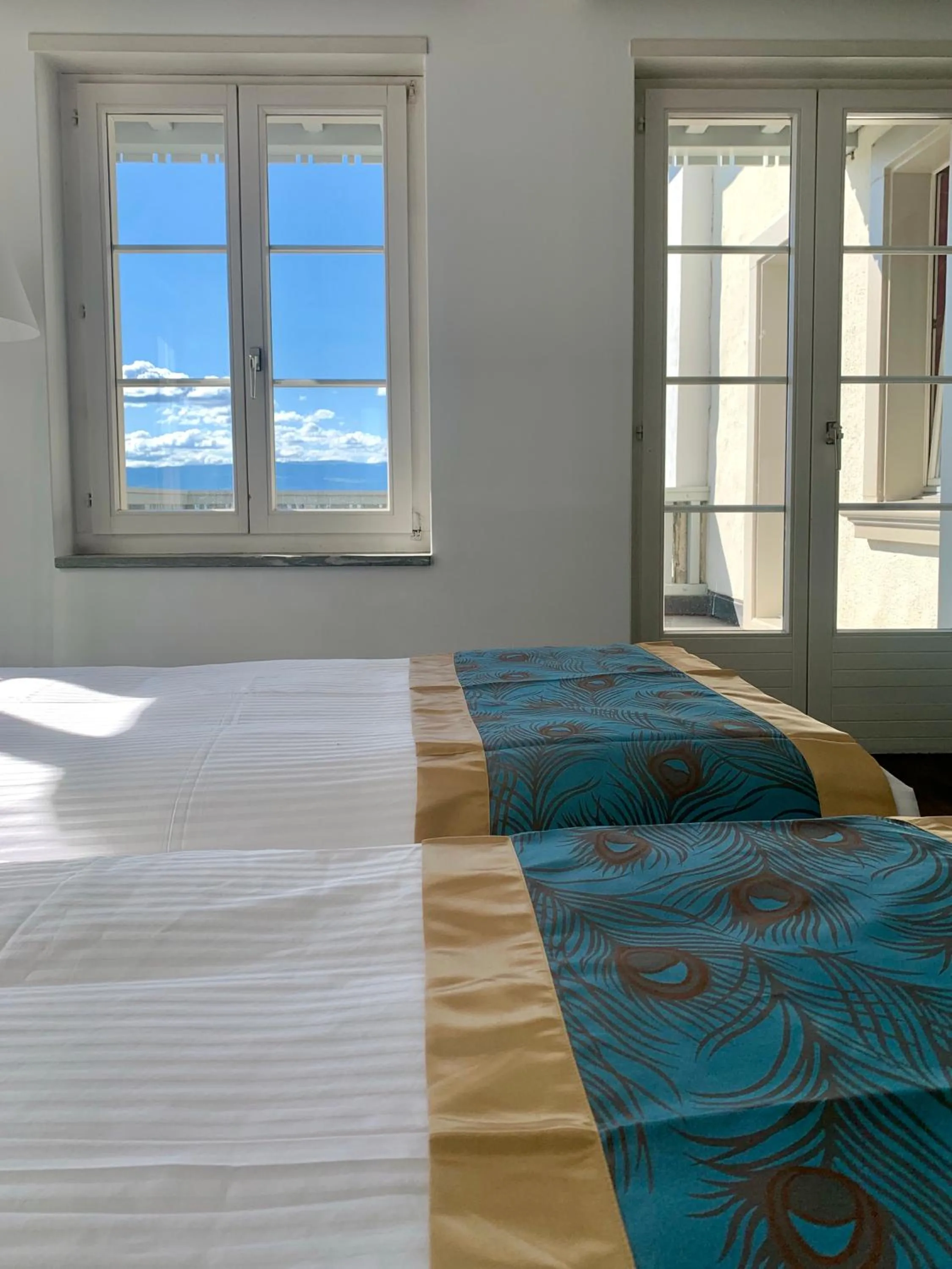 Bed in SWISS HOTEL LA COURONNE