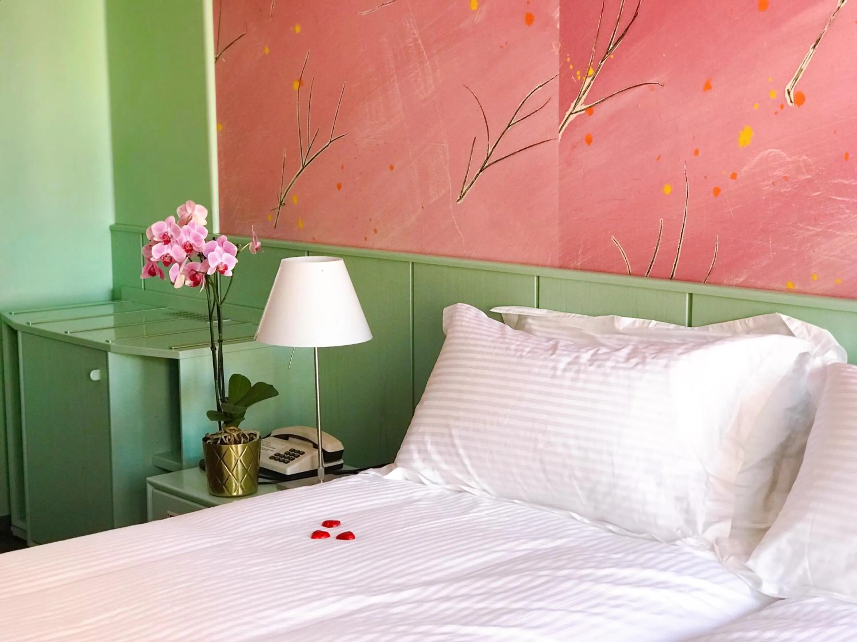 Bed in SWISS HOTEL LA COURONNE