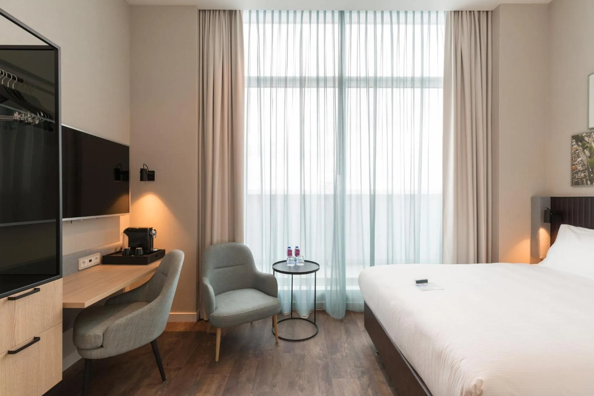 Photo of the whole room, Bed in Crowne Plaza Utrecht - Central Station by IHG
