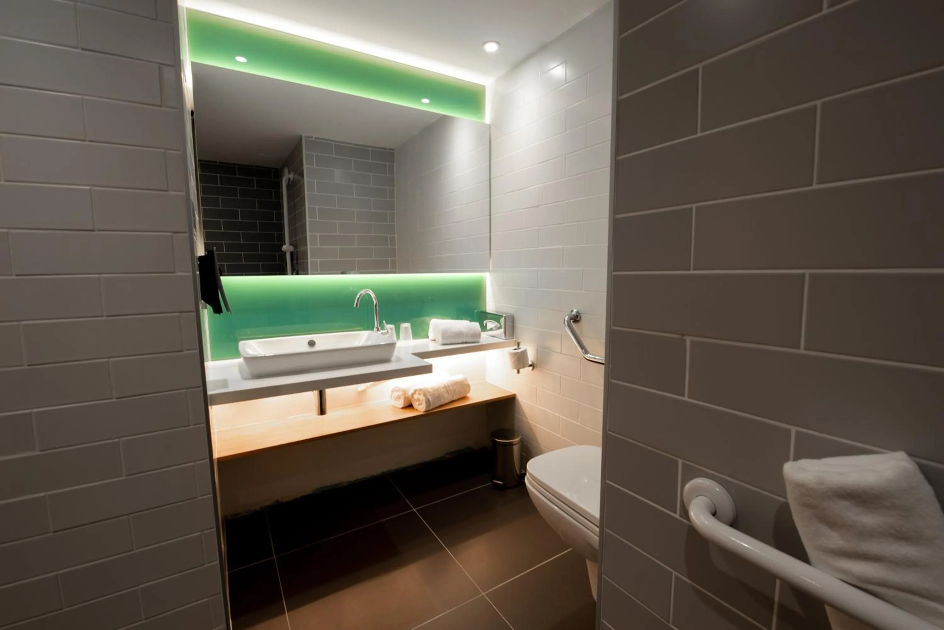 Bathroom in Holiday Inn Express - Arcachon - La Teste by IHG
