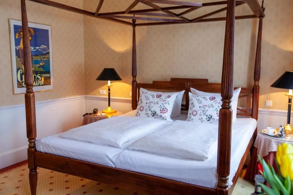 Bed in Hotel Niederländischer Hof
