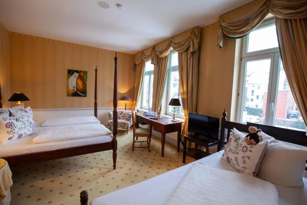 Bed in Hotel Niederländischer Hof