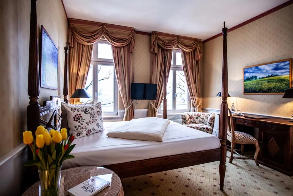 Bed in Hotel Niederländischer Hof