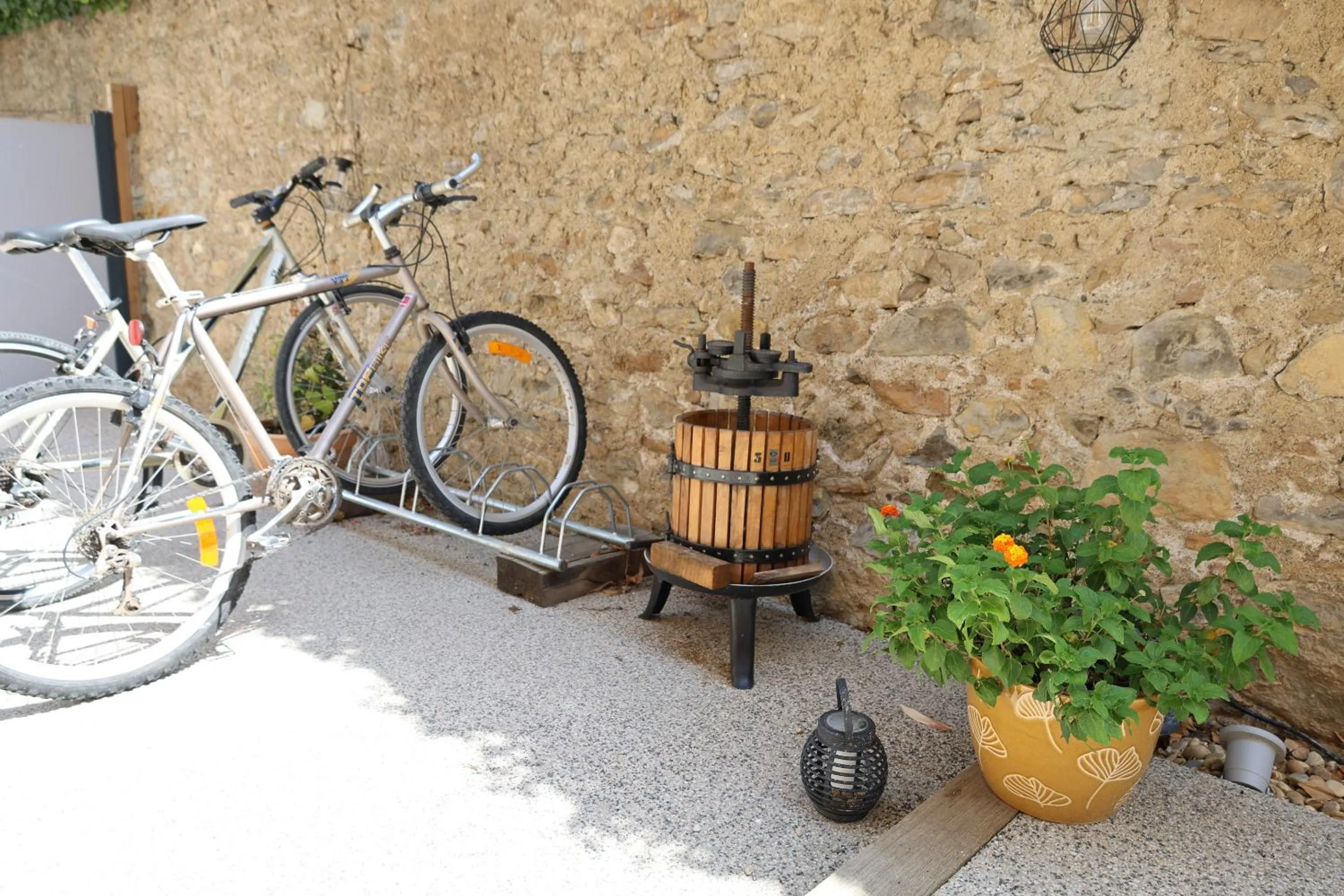 Property building in Maison Dix Chambres d'hôtes et Espace SPA Bien être