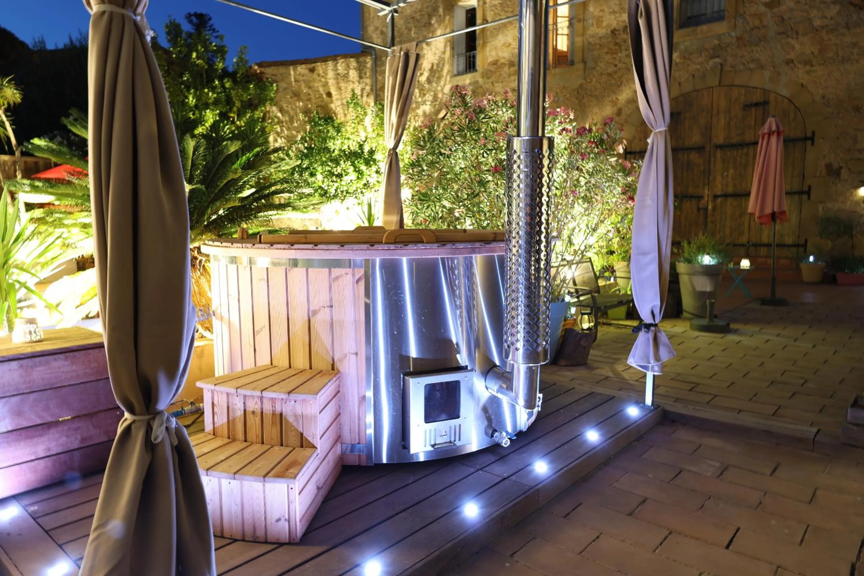 Hot Tub in Maison Dix Chambres d'hôtes et Espace SPA Bien être