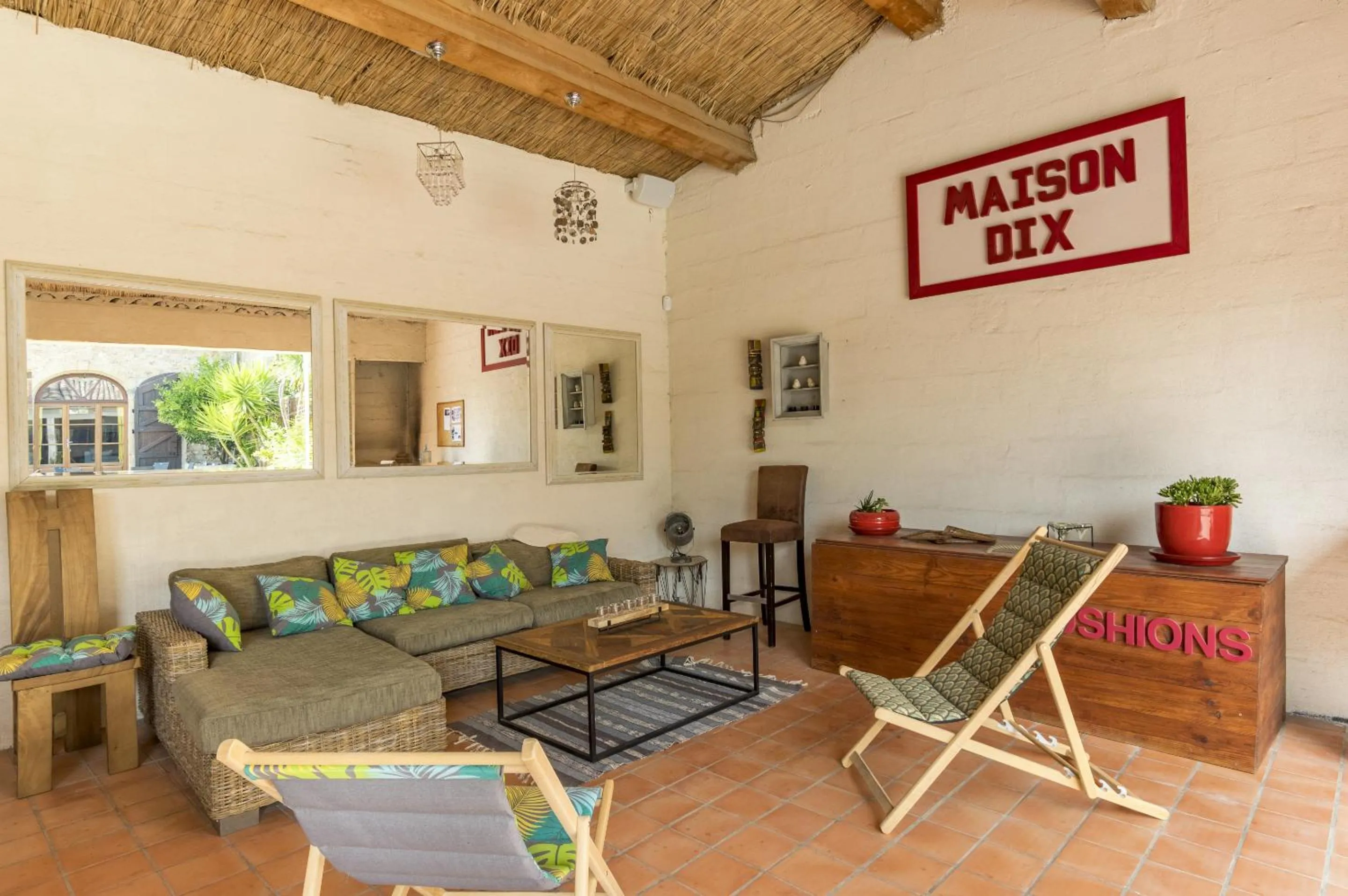 Property building in Maison Dix Chambres d'hôtes et Espace SPA Bien être