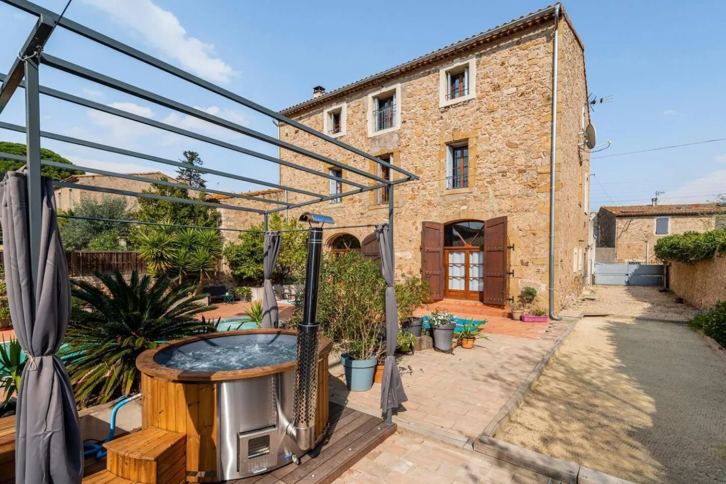 Hot Tub in Maison Dix Chambres d'hôtes et Espace SPA Bien être