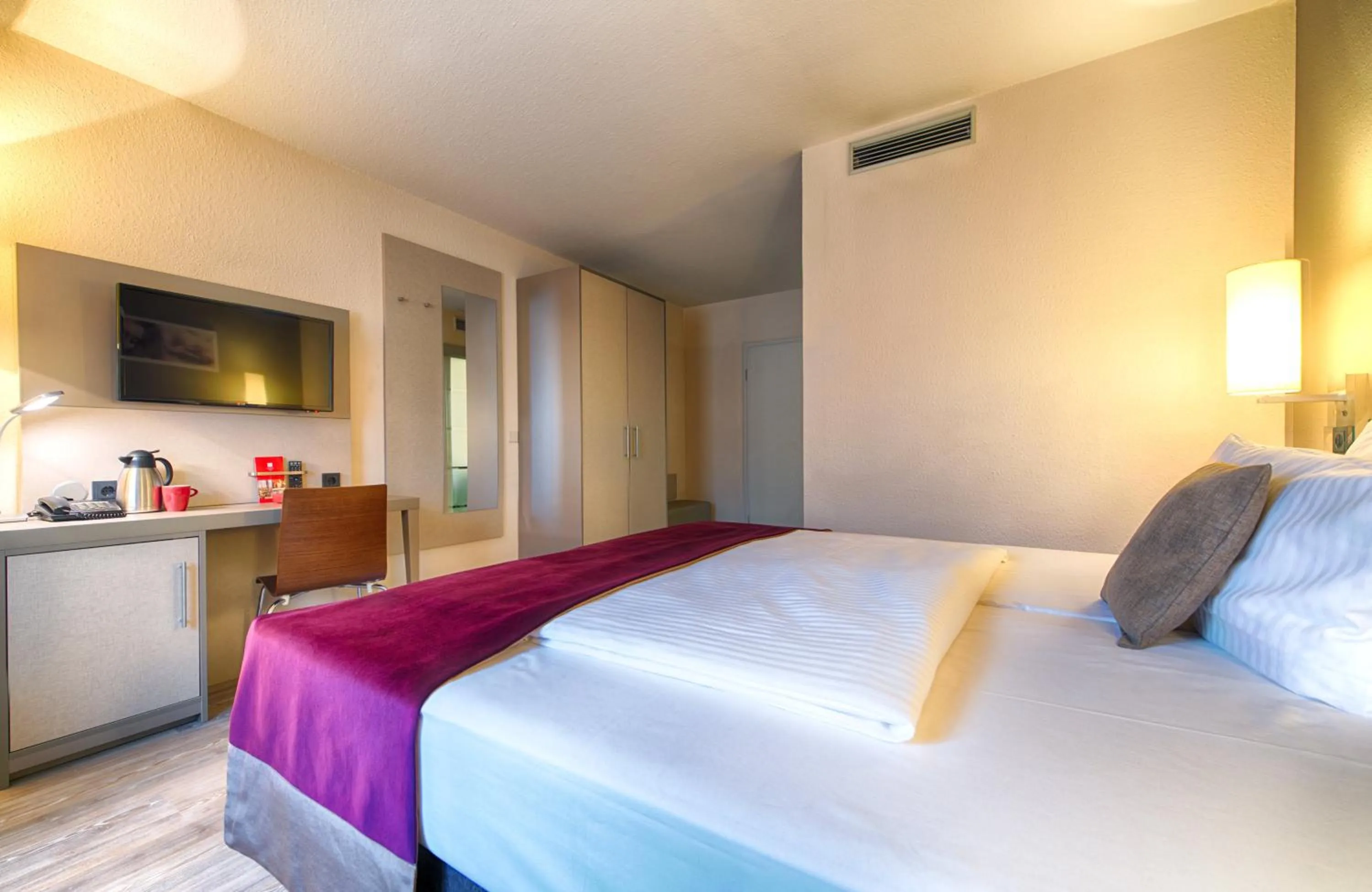 Photo of the whole room, Bed in Leonardo Hotel Mannheim-Ladenburg