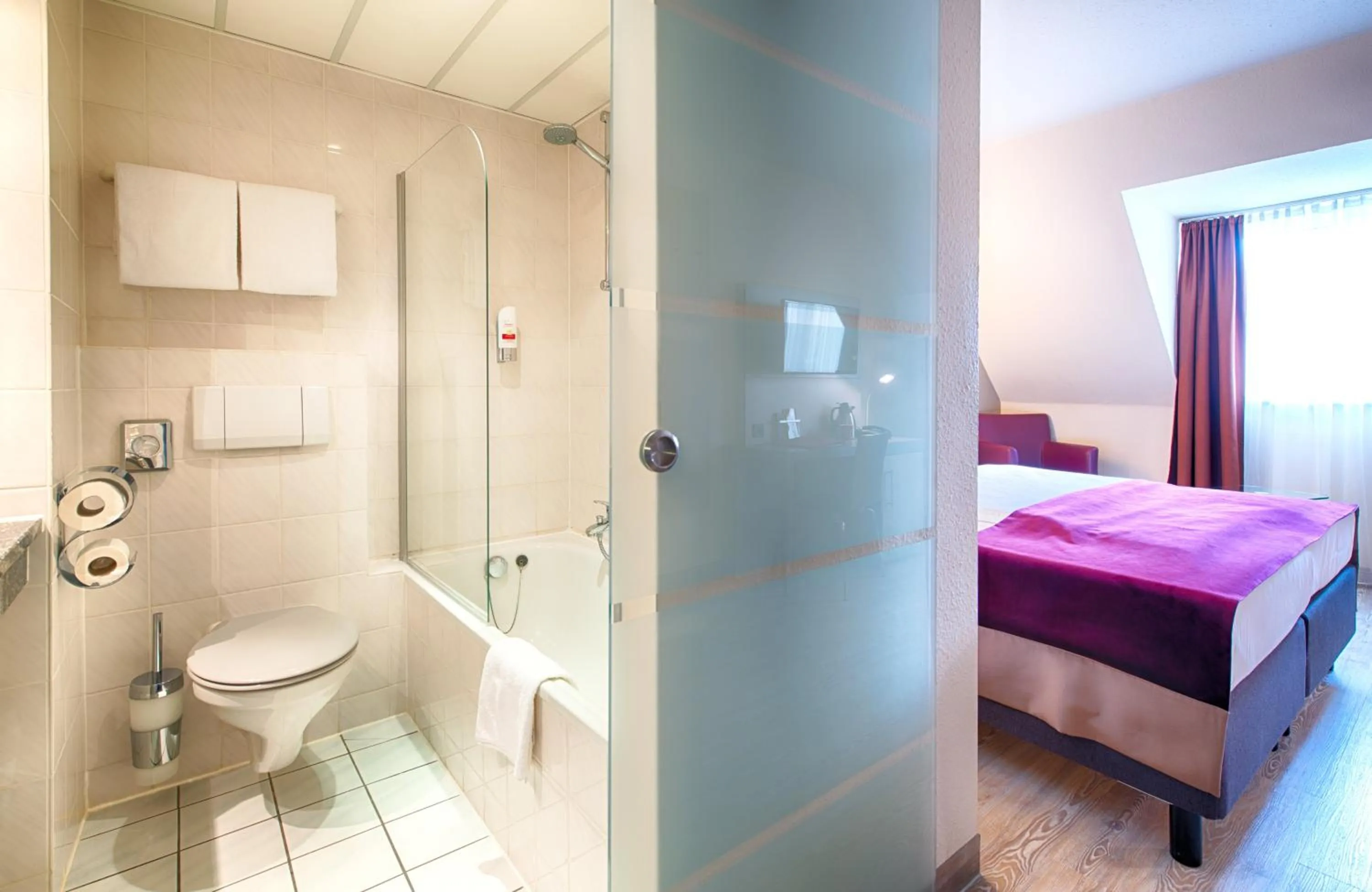 Bathroom, Bed in Leonardo Hotel Mannheim-Ladenburg