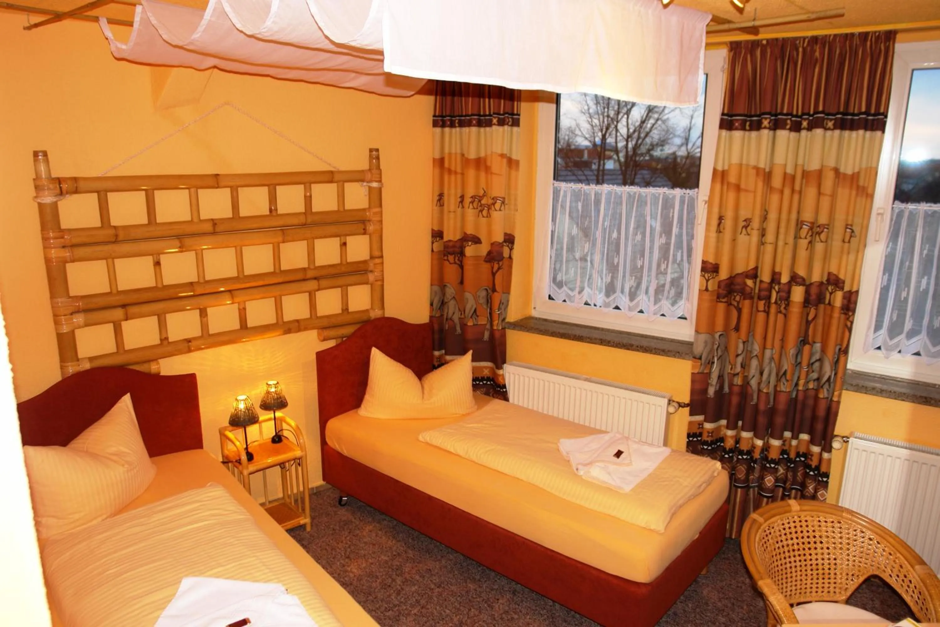 Photo of the whole room, Bed in Hotel-Pension Grüne Linde
