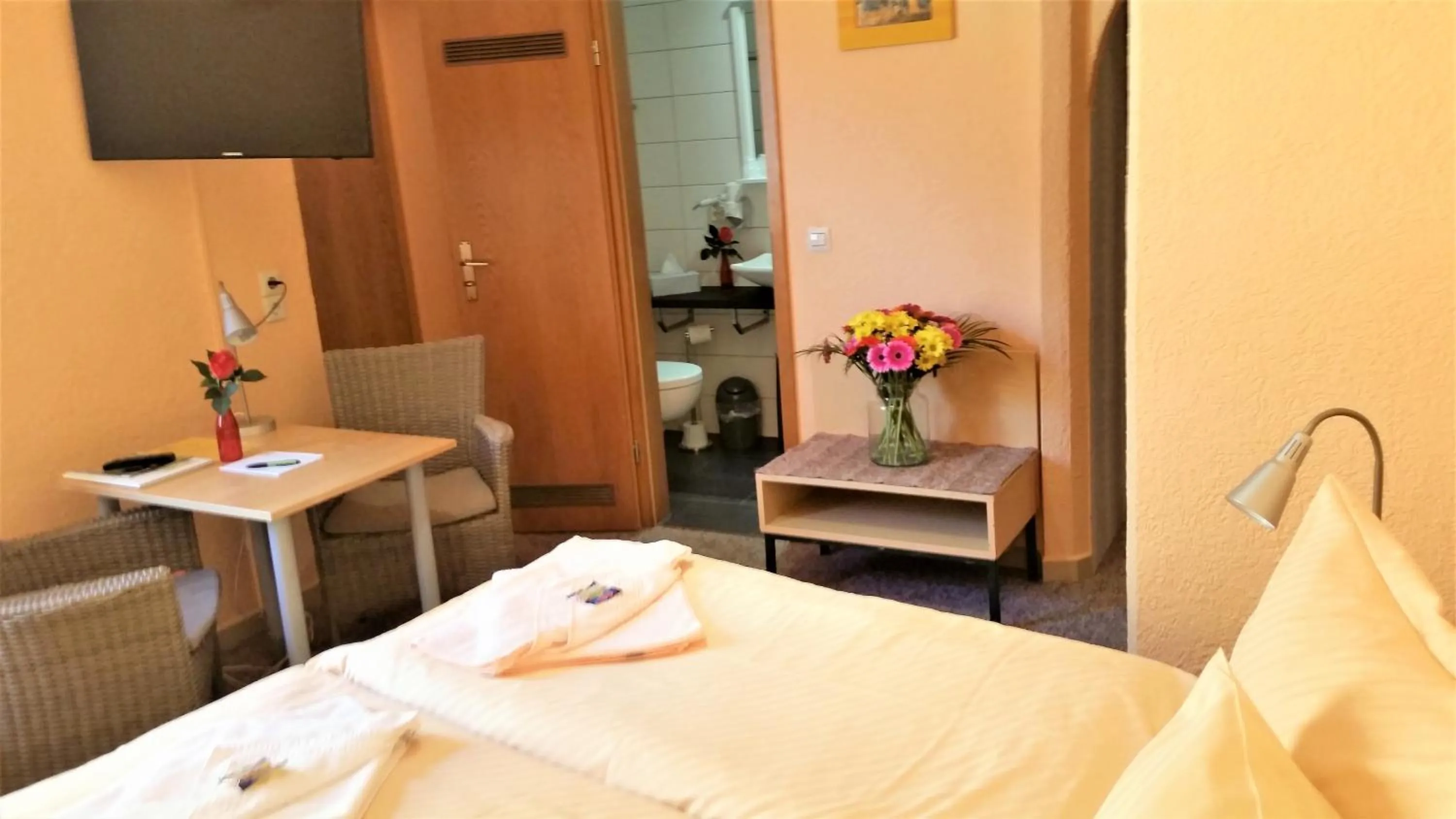 Photo of the whole room, Bed in Hotel-Pension Grüne Linde