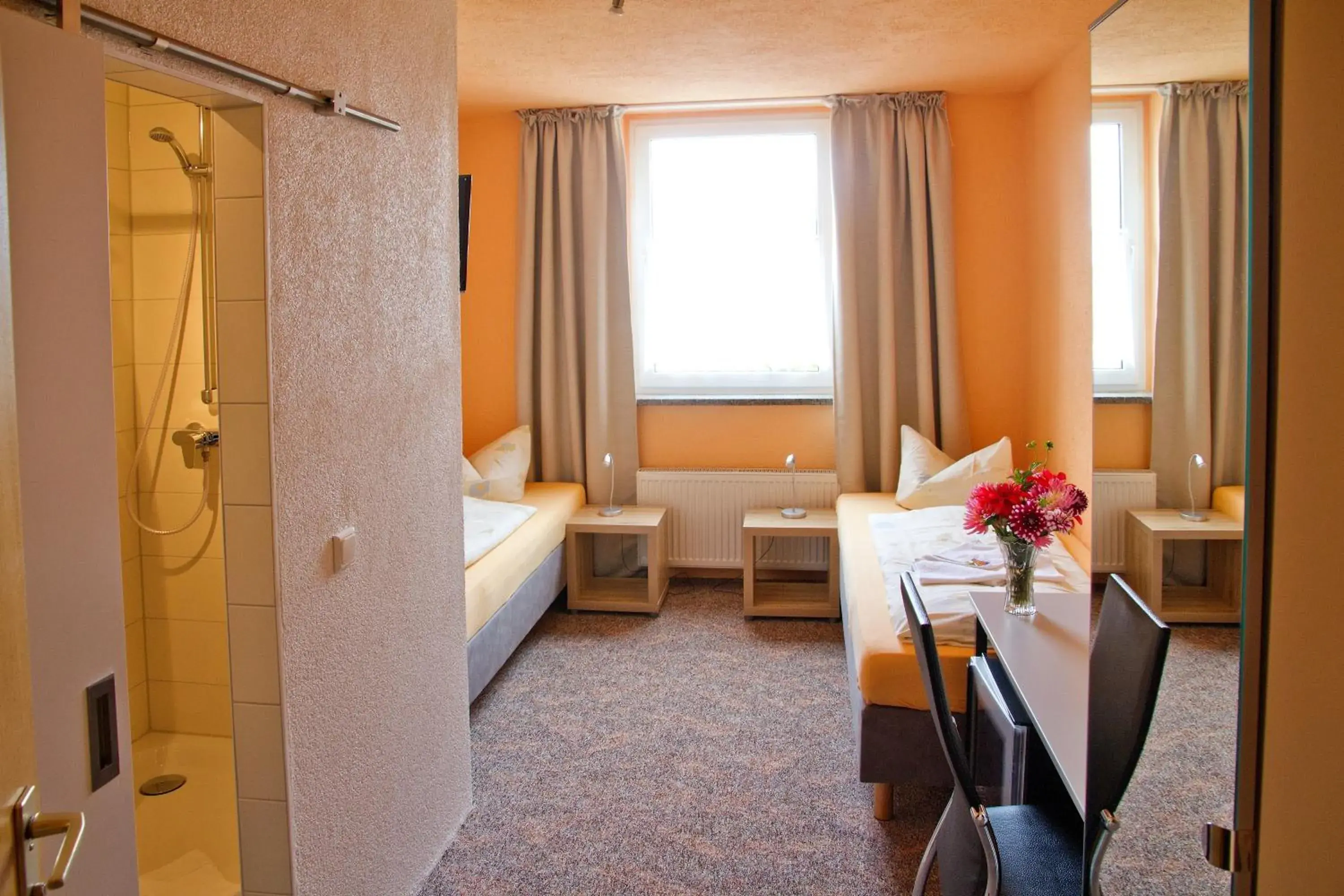 Twin Room with Shower - single occupancy in Hotel-Pension Grüne Linde Twin Room with Shower - single occupancy in Hotel-Pension Grüne Linde