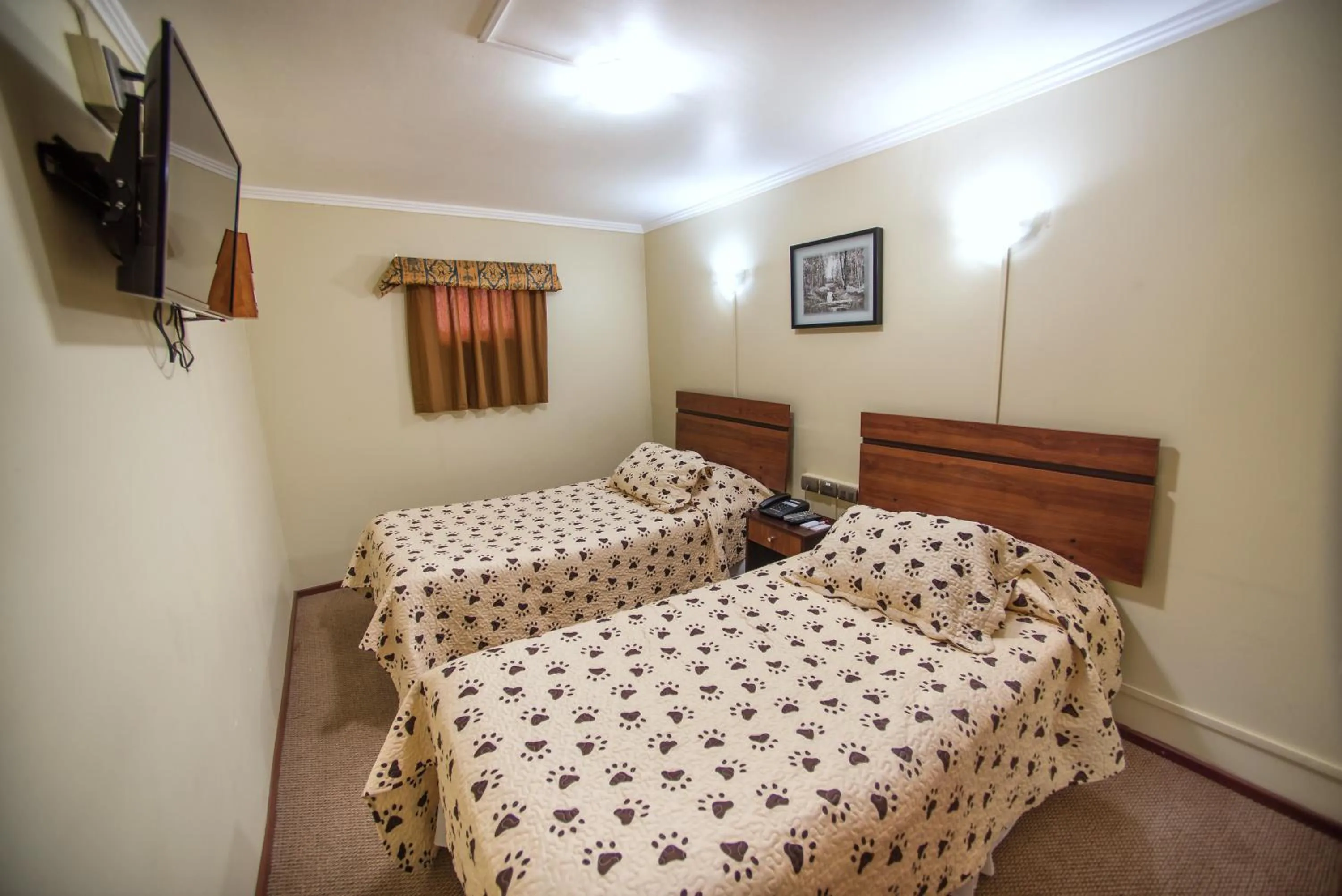 Photo of the whole room, Bed in Hotel Sahara Inn