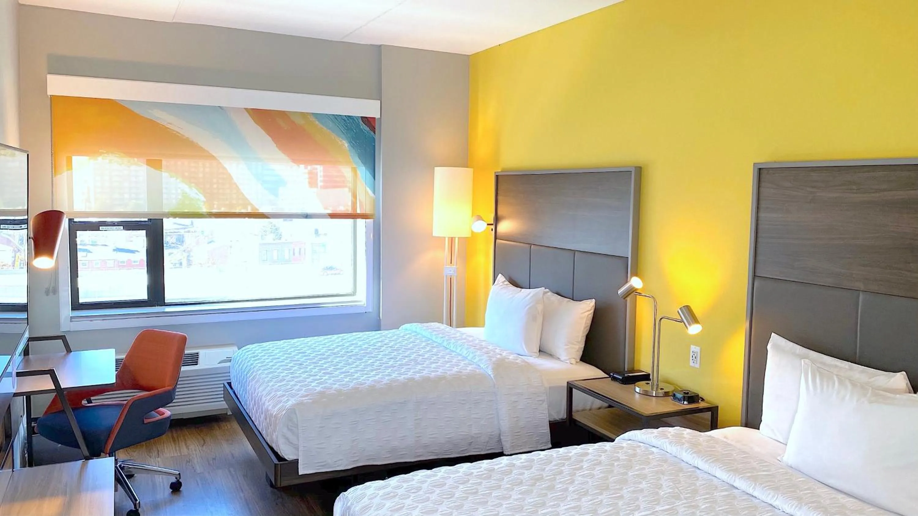 Bed in Tru By Hilton Baltimore Harbor East