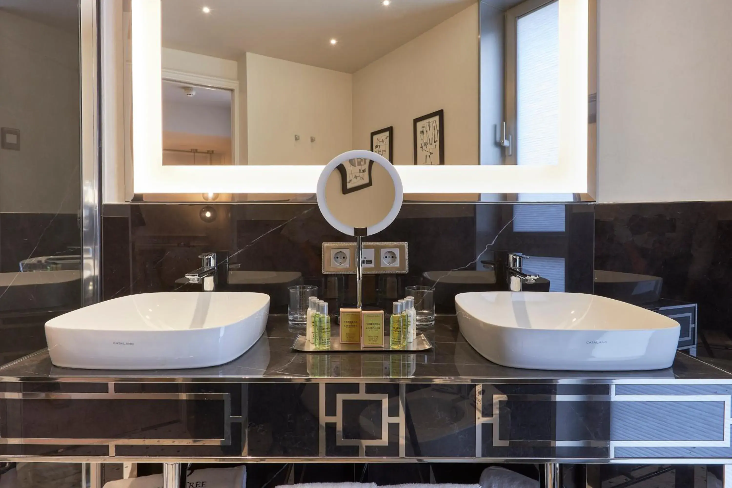 Deluxe King Room with Sofa Bed in DoubleTree By Hilton A Coruña Deluxe King Room with Sofa Bed in DoubleTree By Hilton A Coruña