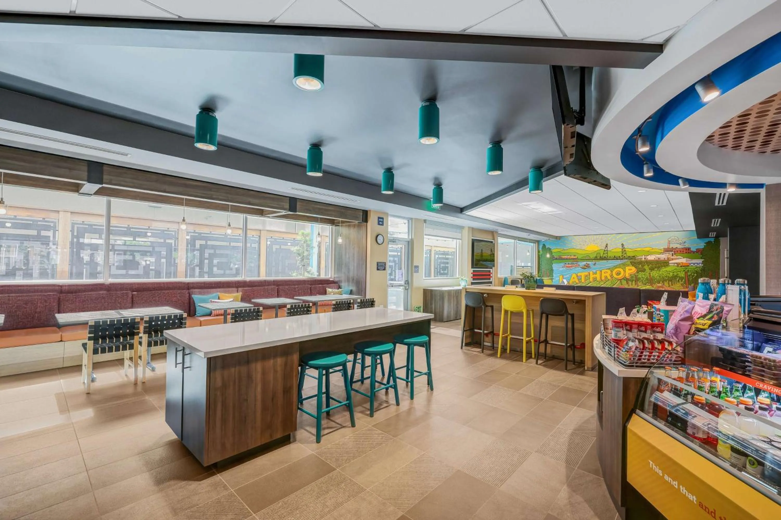 Lobby or reception in Tru By Hilton Lathrop