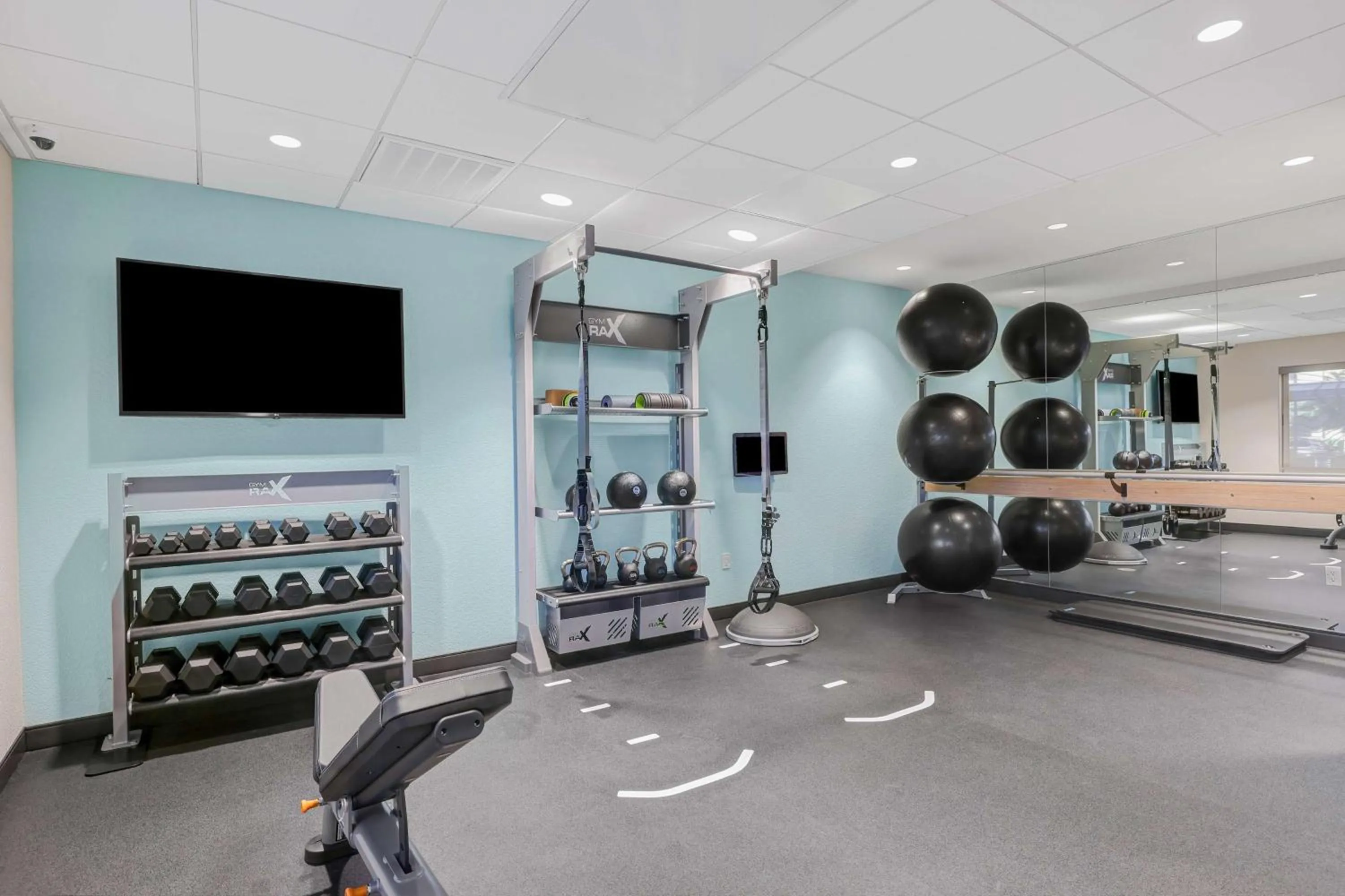 Fitness centre/facilities in Tru By Hilton Lathrop